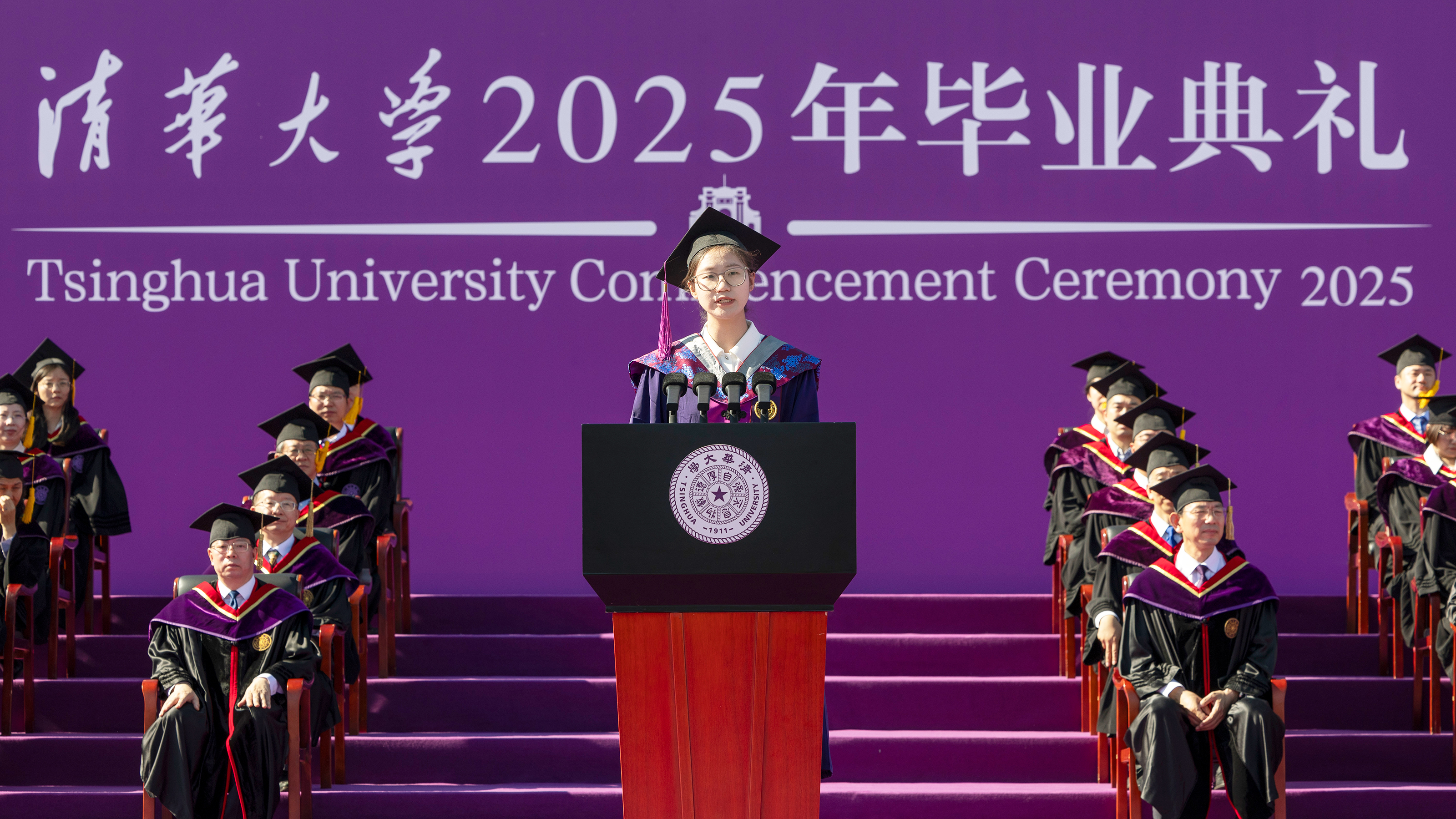 20250621-乐动网站2025年本科生毕业典礼举行-李派摄-毕业生代表党杰发言.jpg