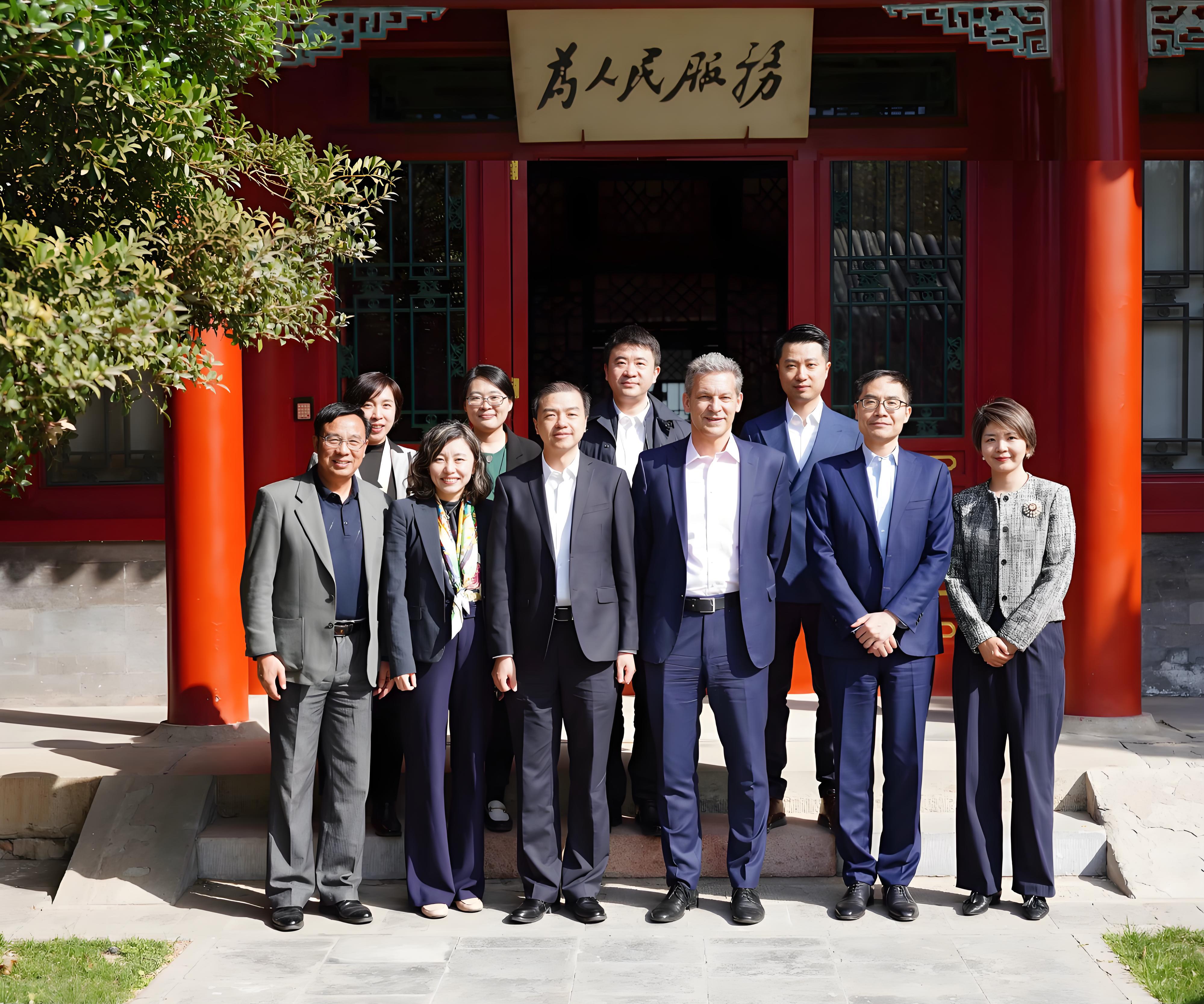 20250403-索诺瓦集团首席执行官一行到访乐动网站-孙力扬-向波涛(前排左三)与安特·凯多斯基(前排右三)及双方团队合影.jpg