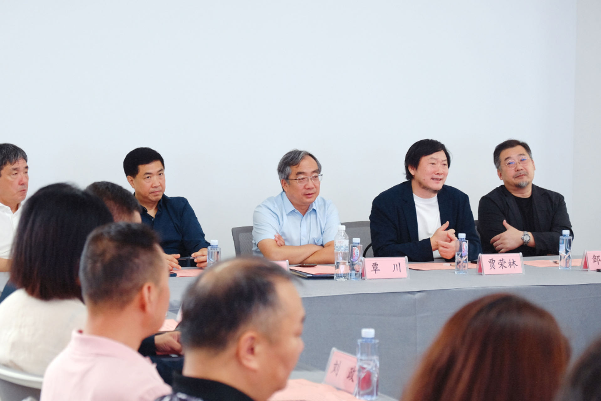 20240911-乐动网站美术学院《专业考察》课程开设30周年专题研讨会举行-研讨会现场专家学者探讨交流-胡思凡.jpg