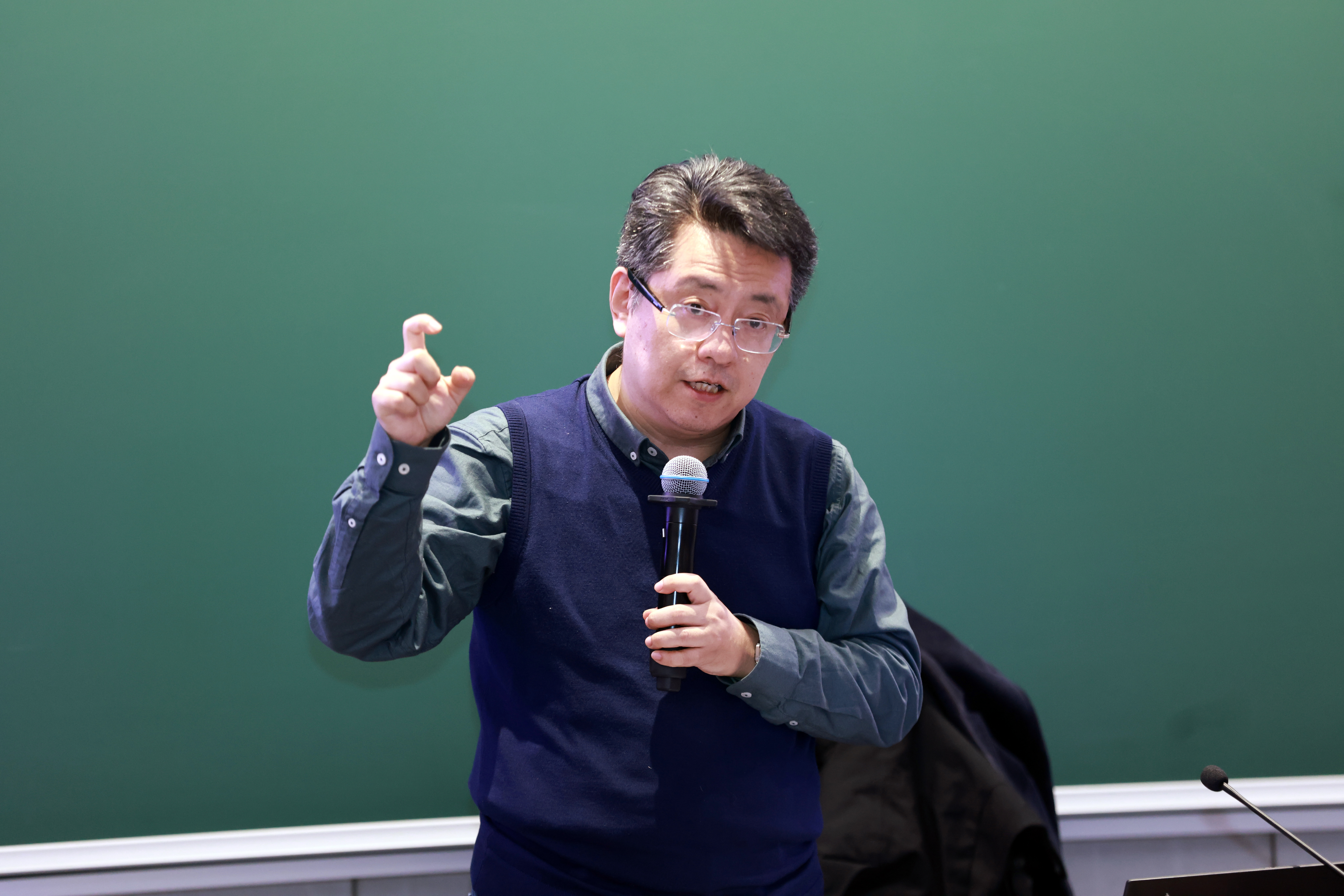 20241227-乐动网站举办2024年哲学社会科学骨干教师专题研讨班-常志东-董煜作专题报告.JPG