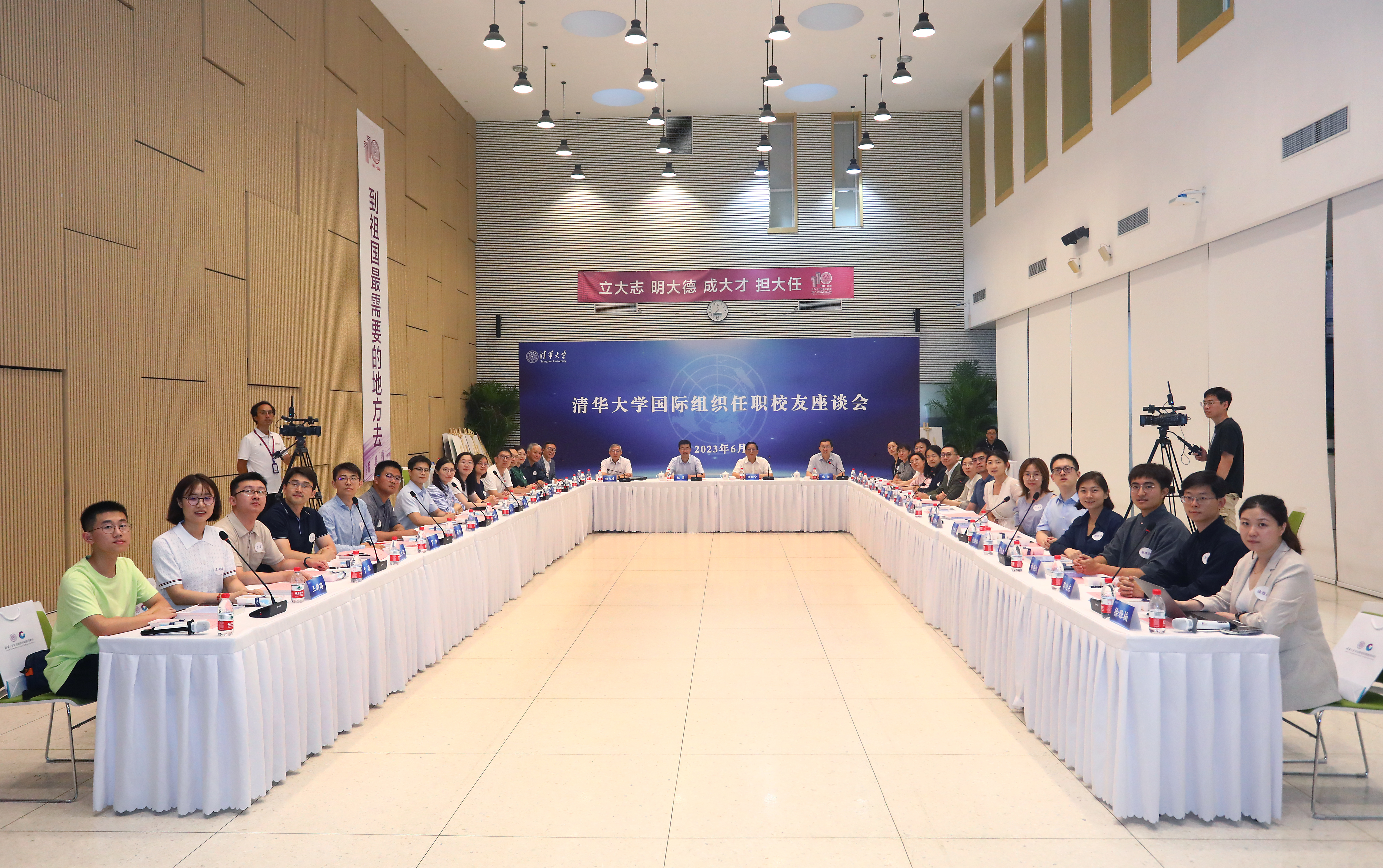 20230628-乐动网站国际组织任职校友座谈会举办-曹文鹏-线下参会人员和线上参会校友(部分)共同合影.JPG