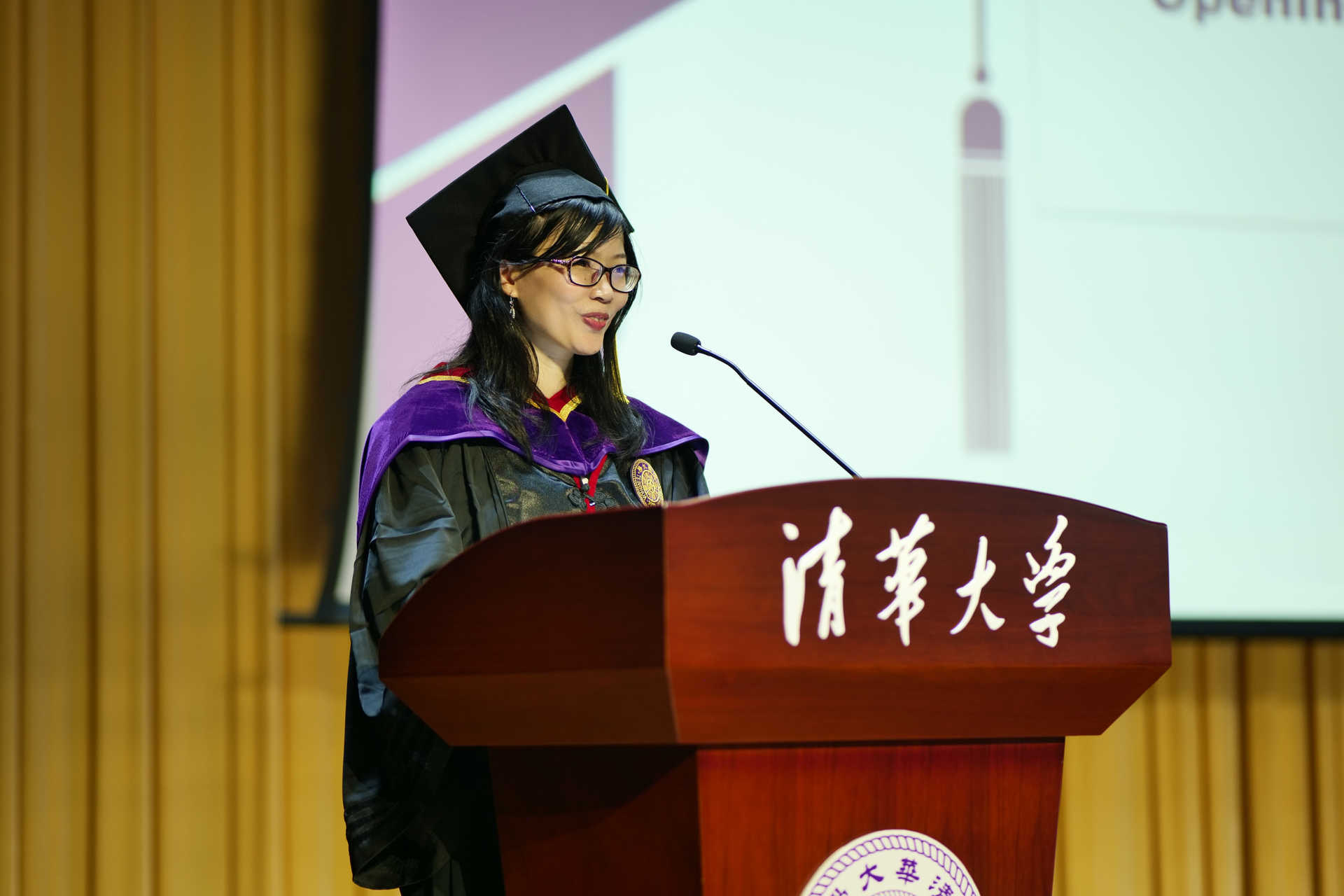 20240630-乐动网站新闻与传播学院2024年毕业典礼成功举行-新闻学院-张莉主持毕业典礼.JPG