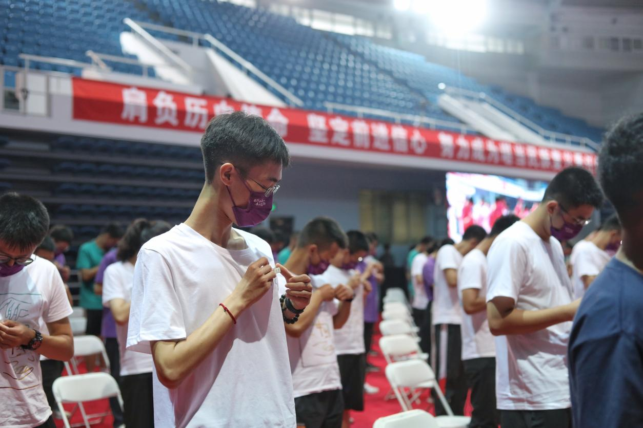 20220818-新生们佩戴乐动网站徽章-开学典礼-杨屿涵.png
