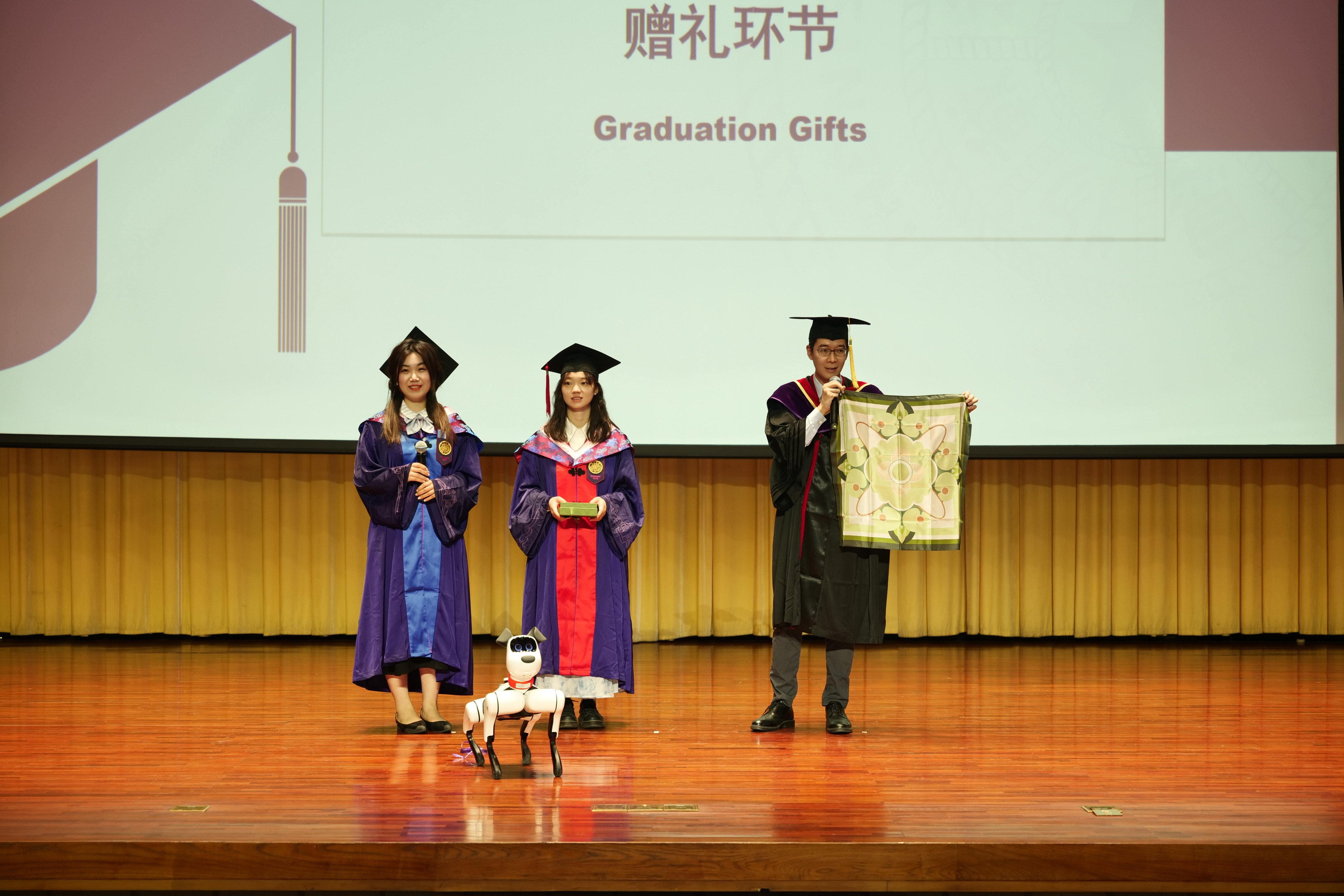 20240630-乐动网站新闻与传播学院2024年毕业典礼成功举行-新闻学院-赠礼环节.JPG