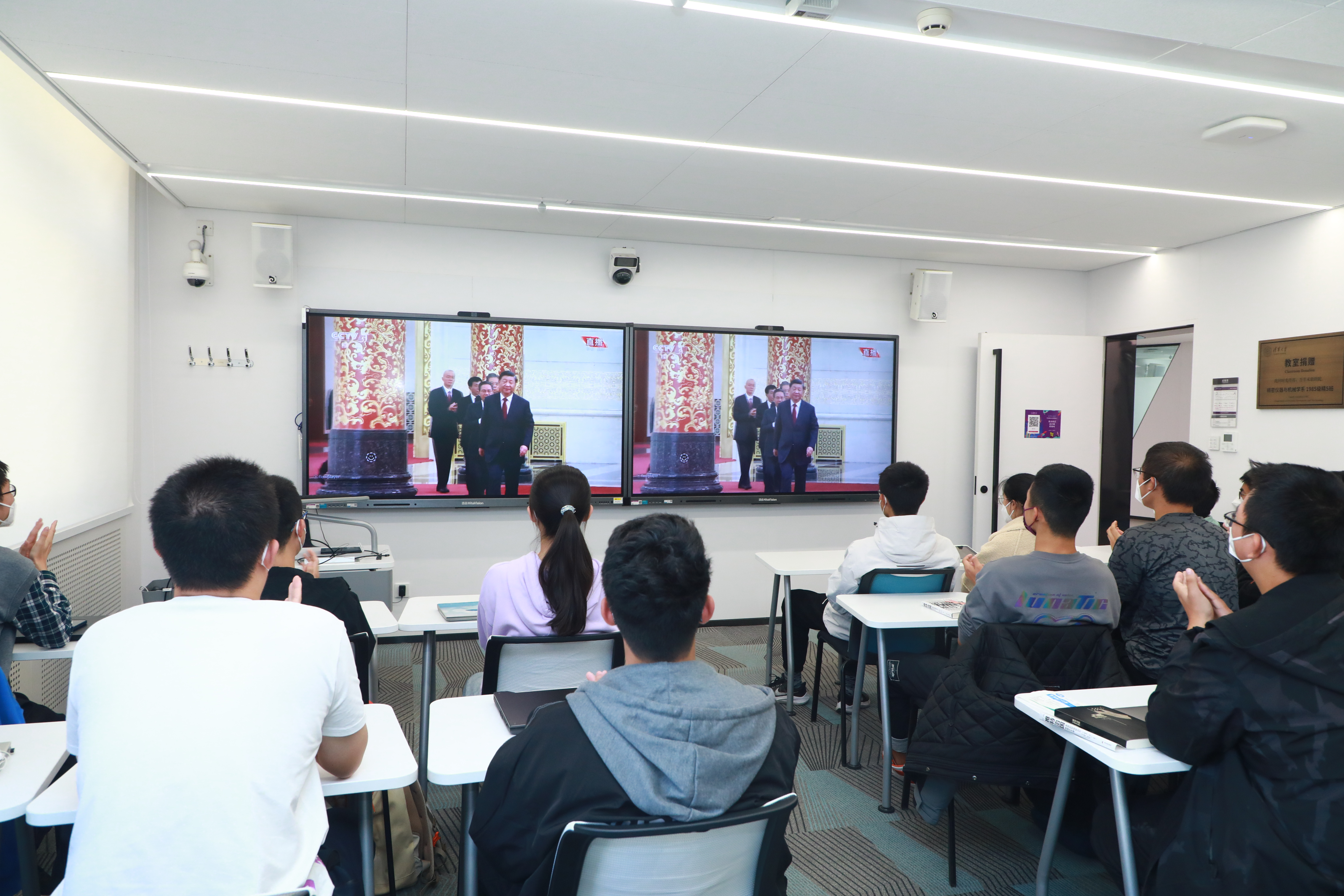 20221025-乐动网站本科生党支部热切关注新一届中央政治局常委与中外记者见面会-刘雪天-为先2党支部观看新一届中央政治局常委与中外记者见面会.JPG