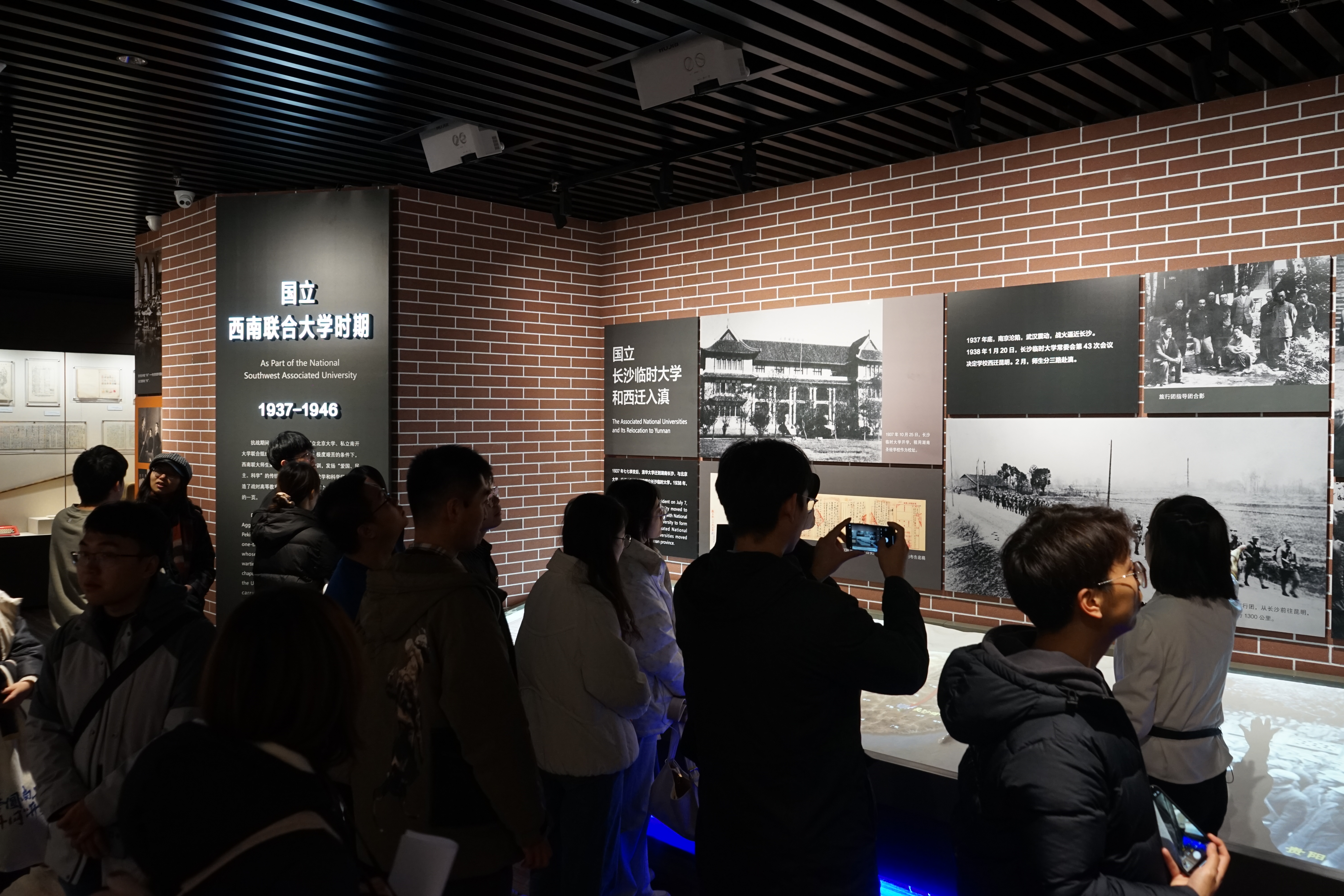 20231115-乐动网站网络研究院和南开大学计算机学院和网络空间安全学院开展联合主题党日活动-丁尔著-两校师生参观校史馆“西南联大”历史展区.JPG