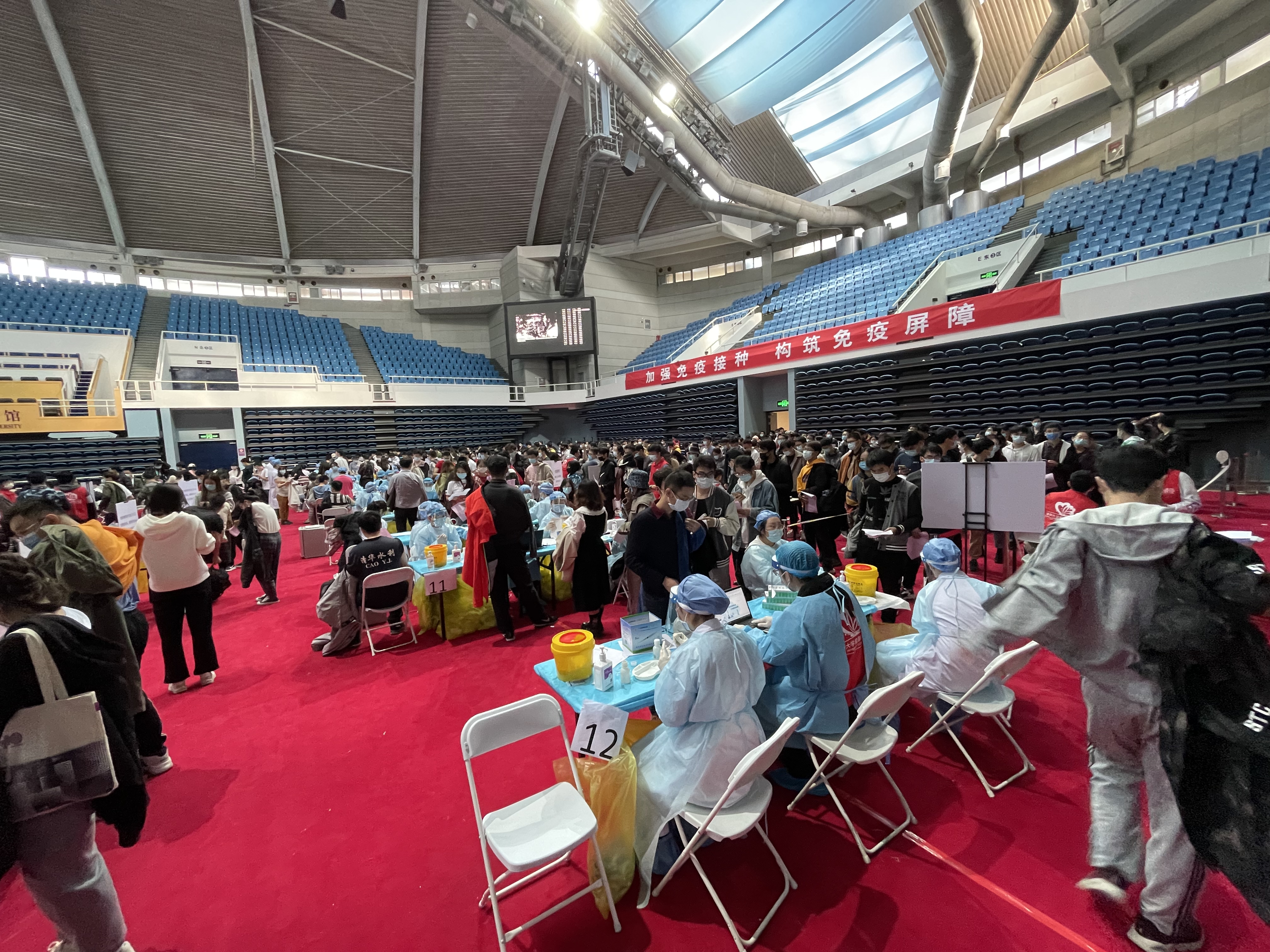 2021年10月31日,二附院在乐动网站综合体育馆支援新冠疫苗加强针接种工作.jpg 2021年10月31日,二附院在乐动网站综合体育馆支援新冠疫苗加强针接种工作.jpg