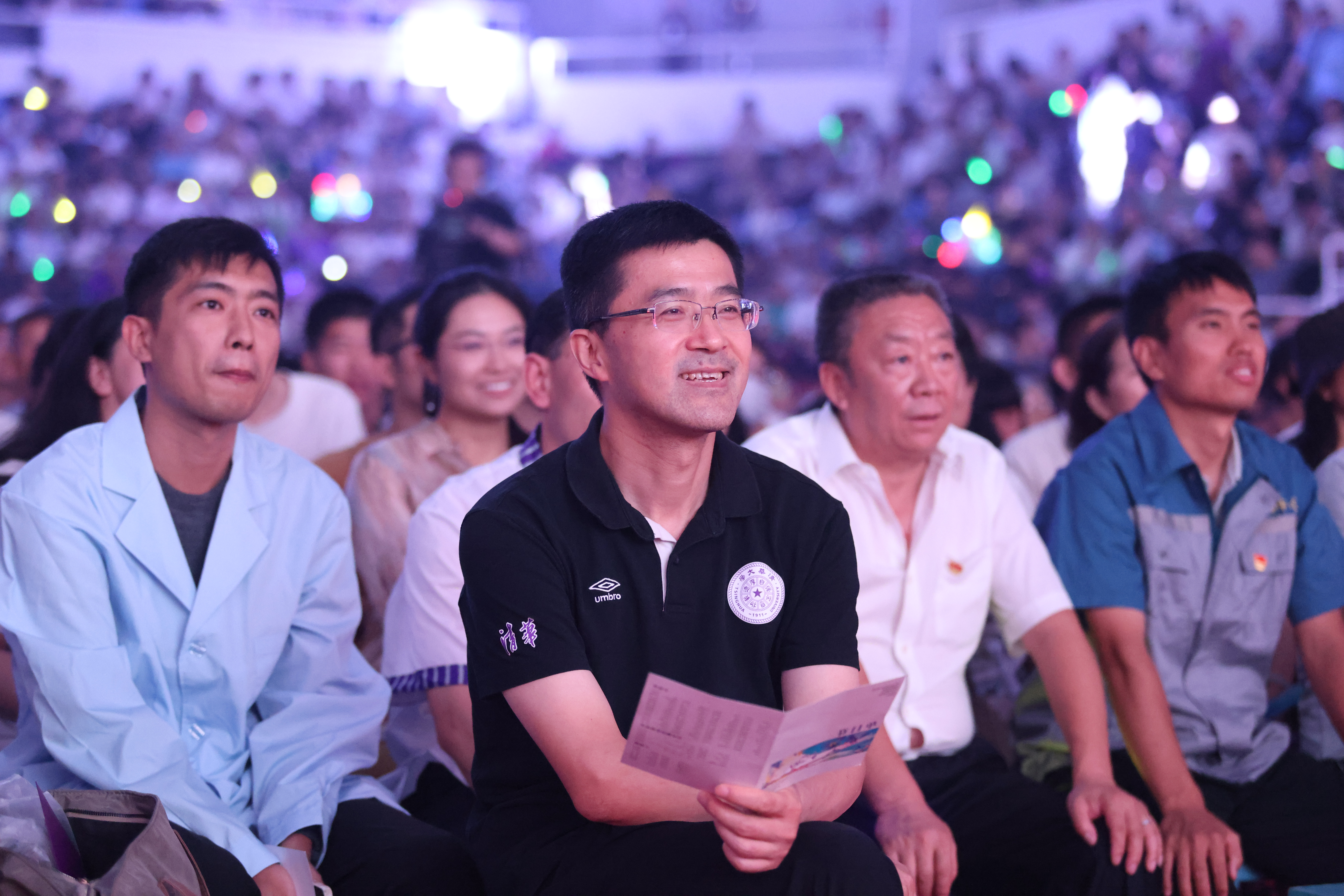 20240626-乐动网站2024年毕业晚会-学生艺术团-学校领导老师与毕业生共同观看晚会.jpg