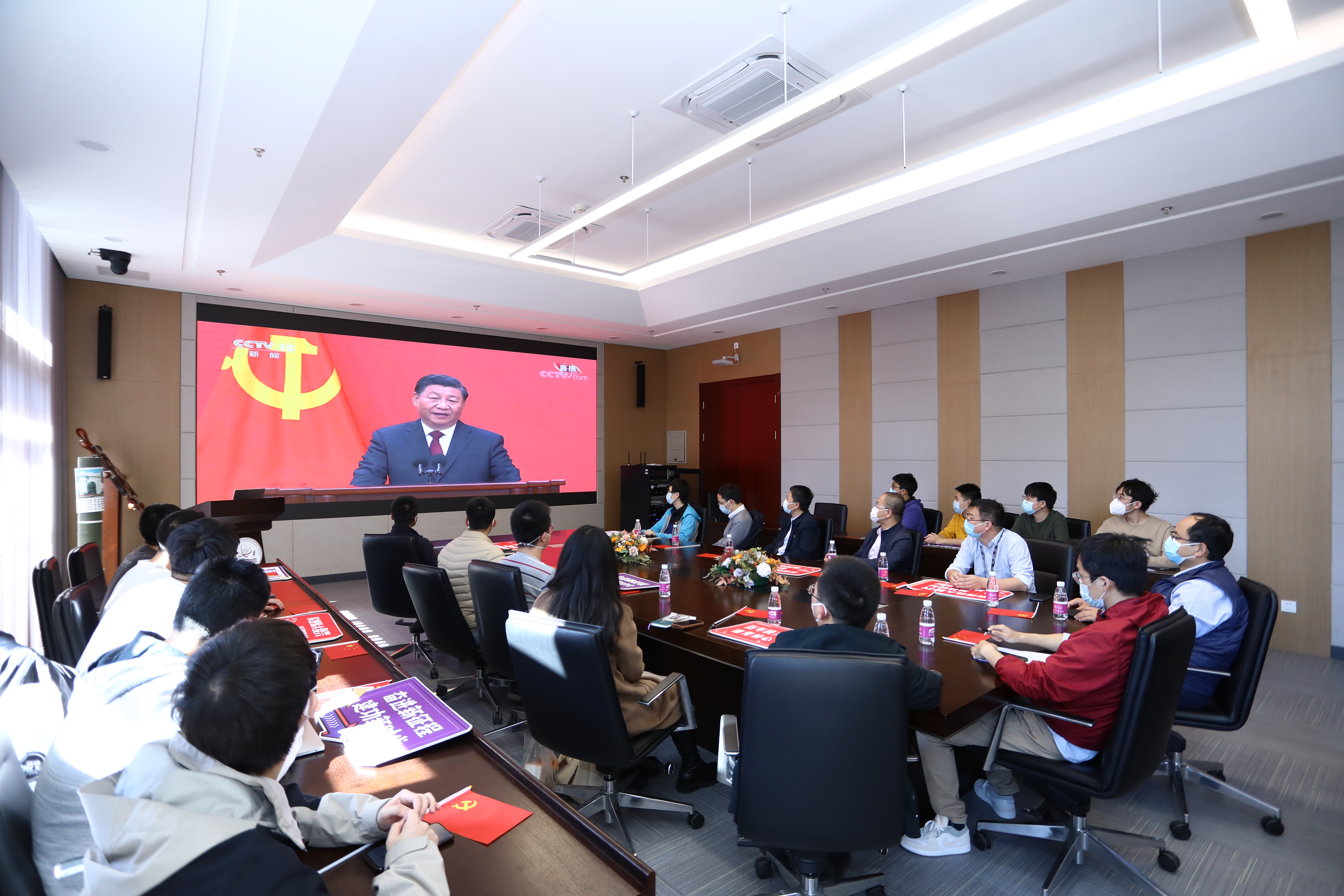 20221025-乐动网站本科生党支部热切关注新一届中央政治局常委与中外记者见面会-刘雪天-精仪系党支部观看新一届中央政治局常委与中外记者见面会.JPG