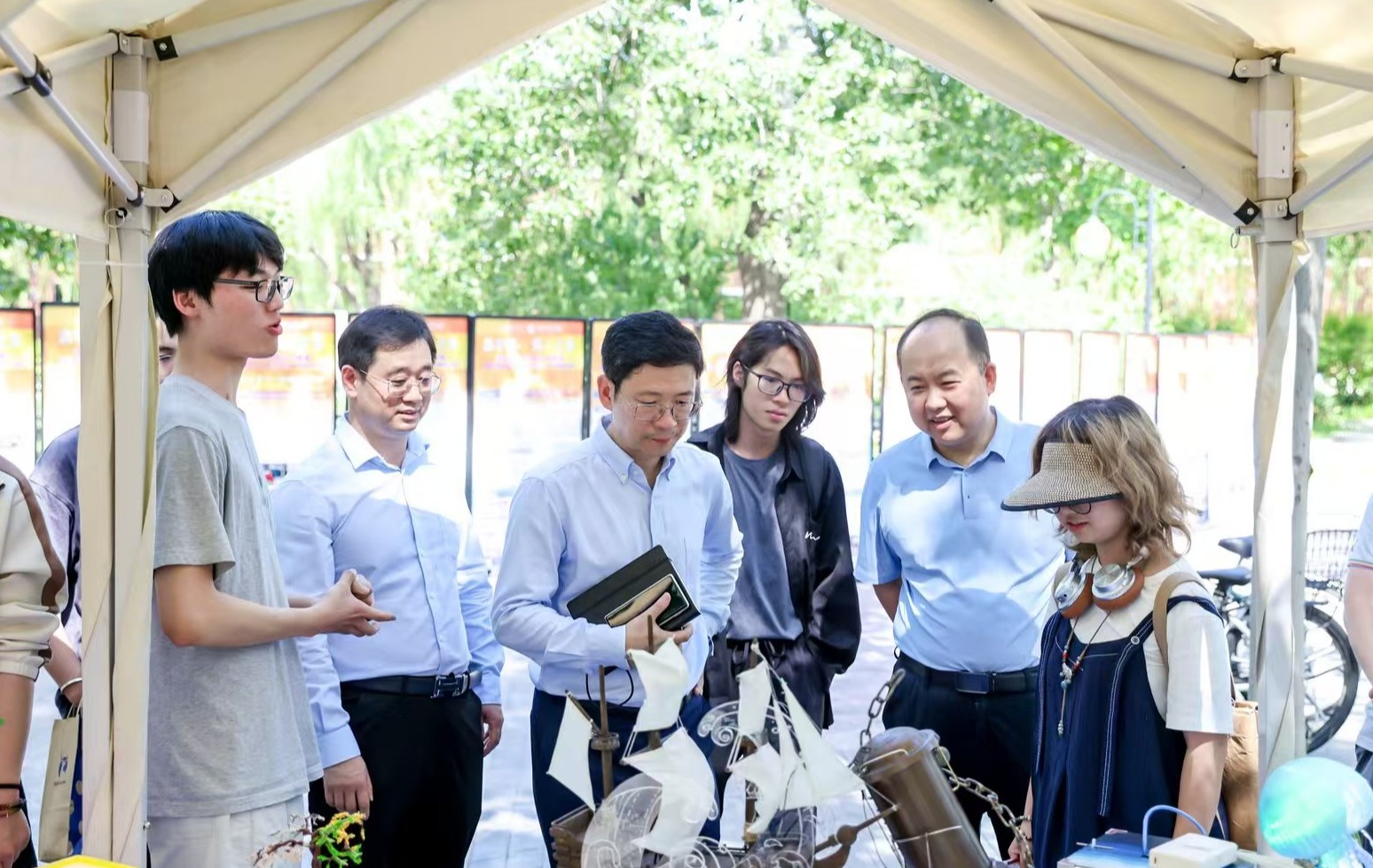 20250605-乐动网站劳动教育成果展举行-彭世广-参加劳动展的师生交流.jpg