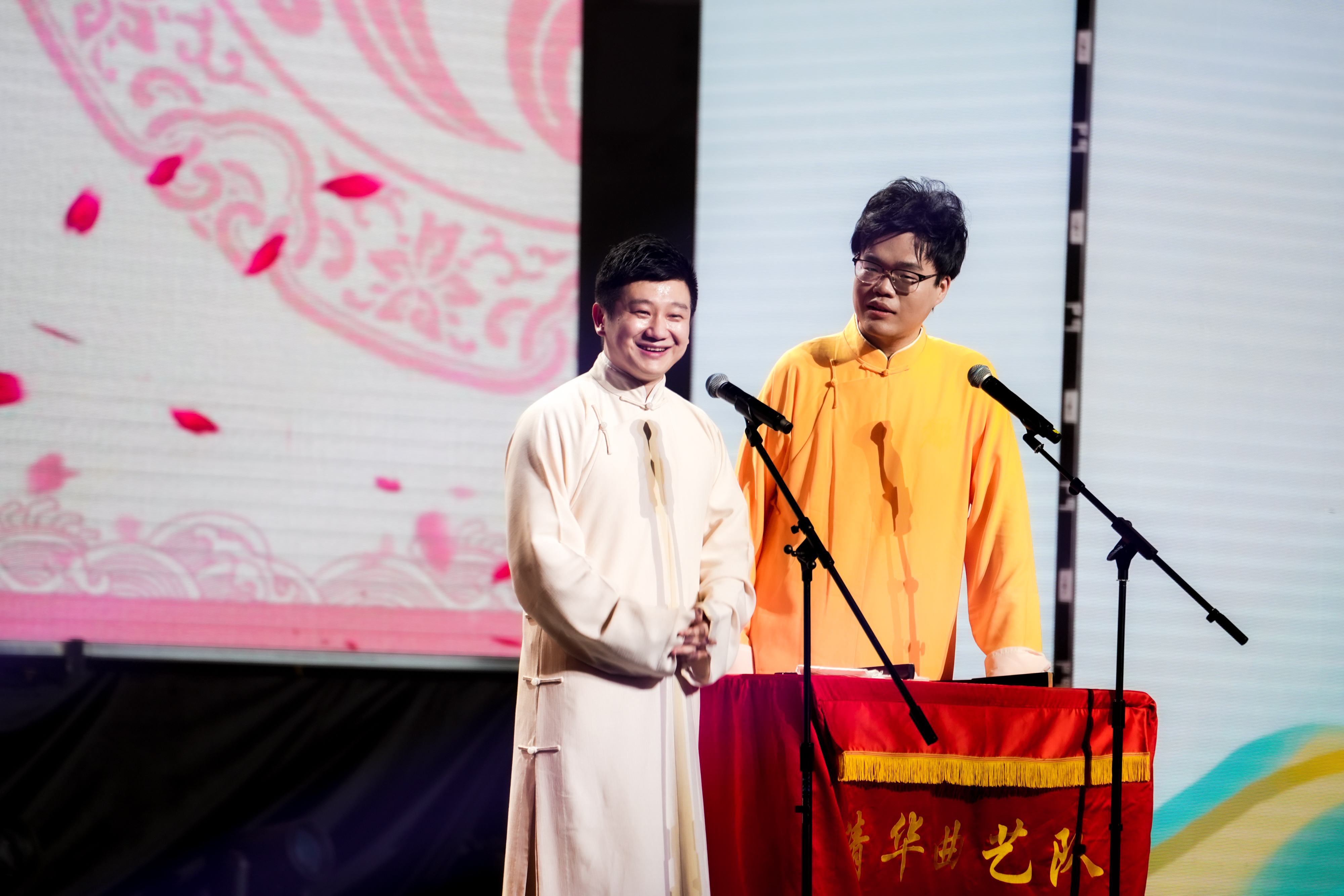 20240626-乐动网站2024年毕业晚会-学生艺术团-李寅飞 刘恩泽 相声《历久弥新》.jpg