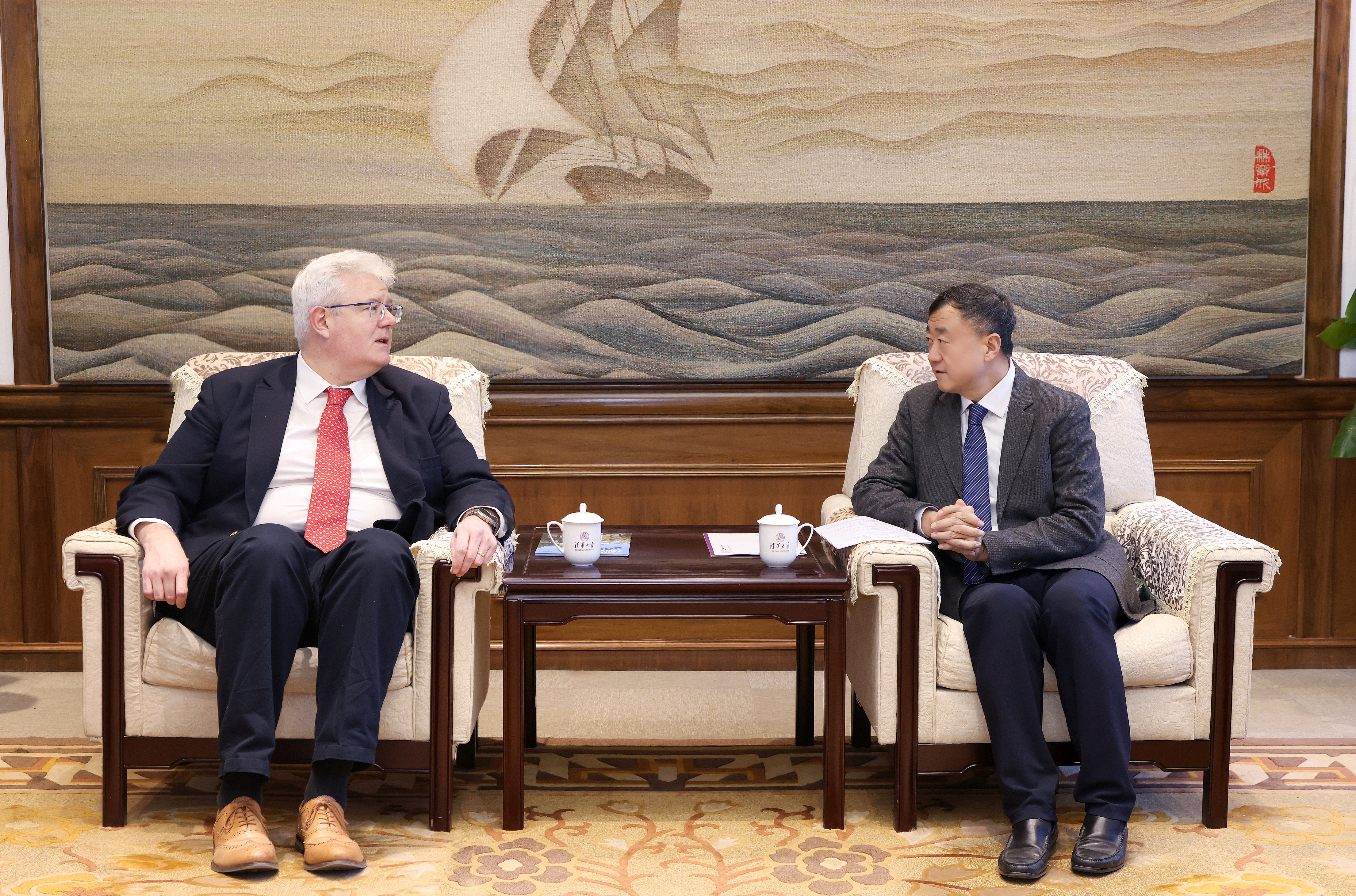 20241127-英国巴斯大学副校长史蒂夫·布拉默一行访问乐动网站-会见现场-无.jpg