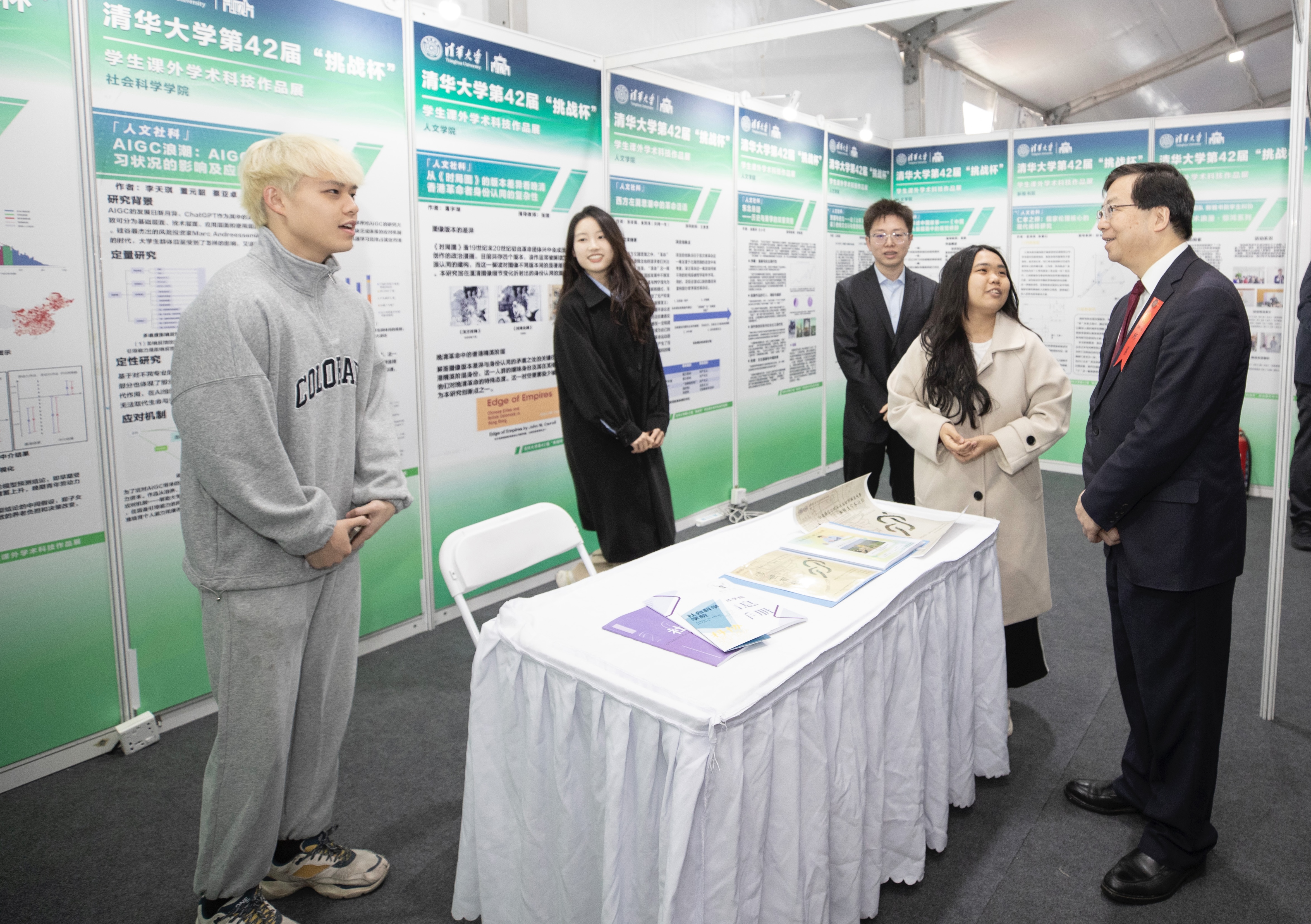 20240430-乐动网站第42届“挑战杯”学生课外学术科技作品竞赛颁奖仪式-邱勇参观作品展览-团委.jpg