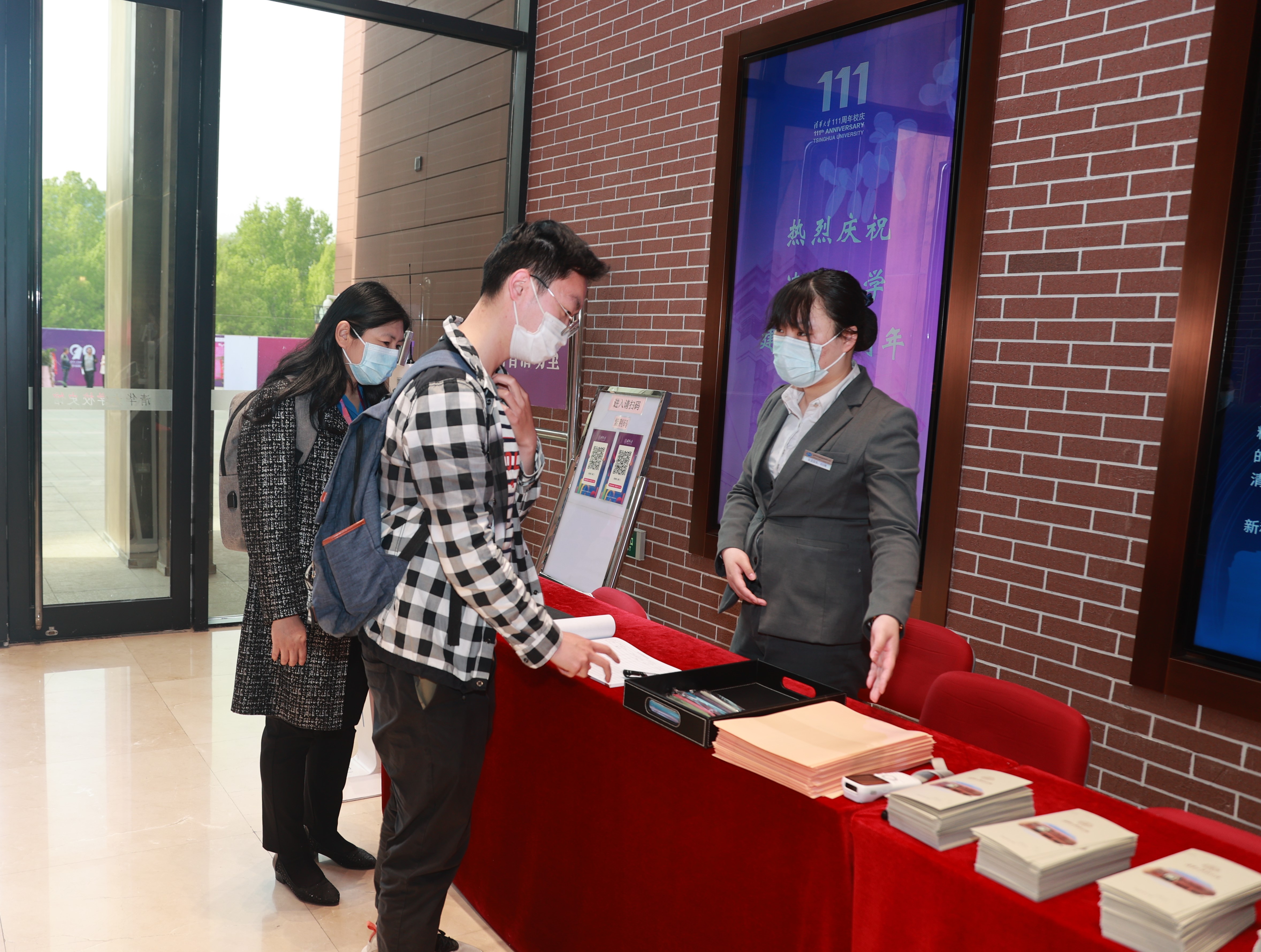 20220424-乐动网站110周年校庆参观校史展-薜建团-第一位观众走进校史馆.jpg
