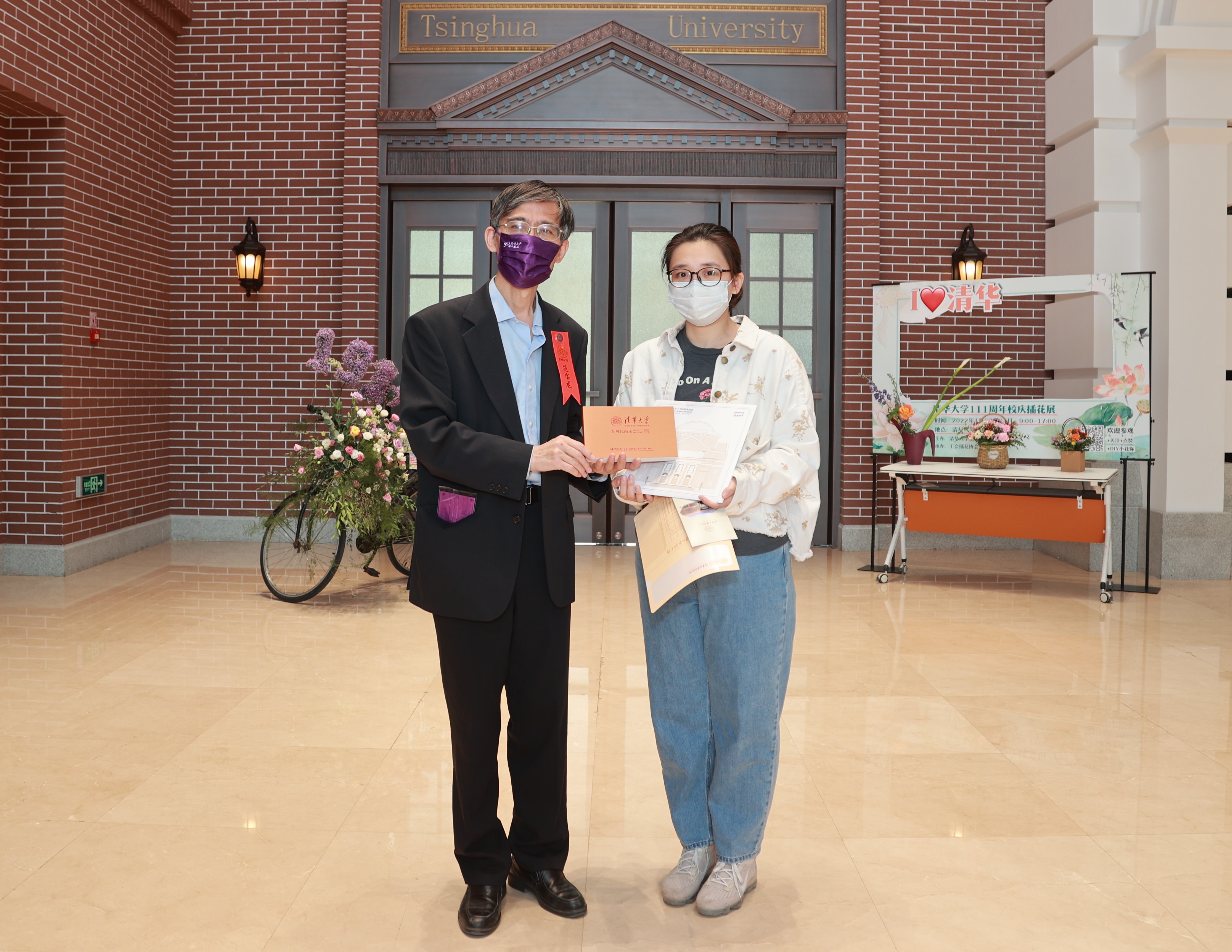 20220424-乐动网站110周年校庆参观校史展-薜建团-范宝龙给第111位观众赠送纪念品.jpg