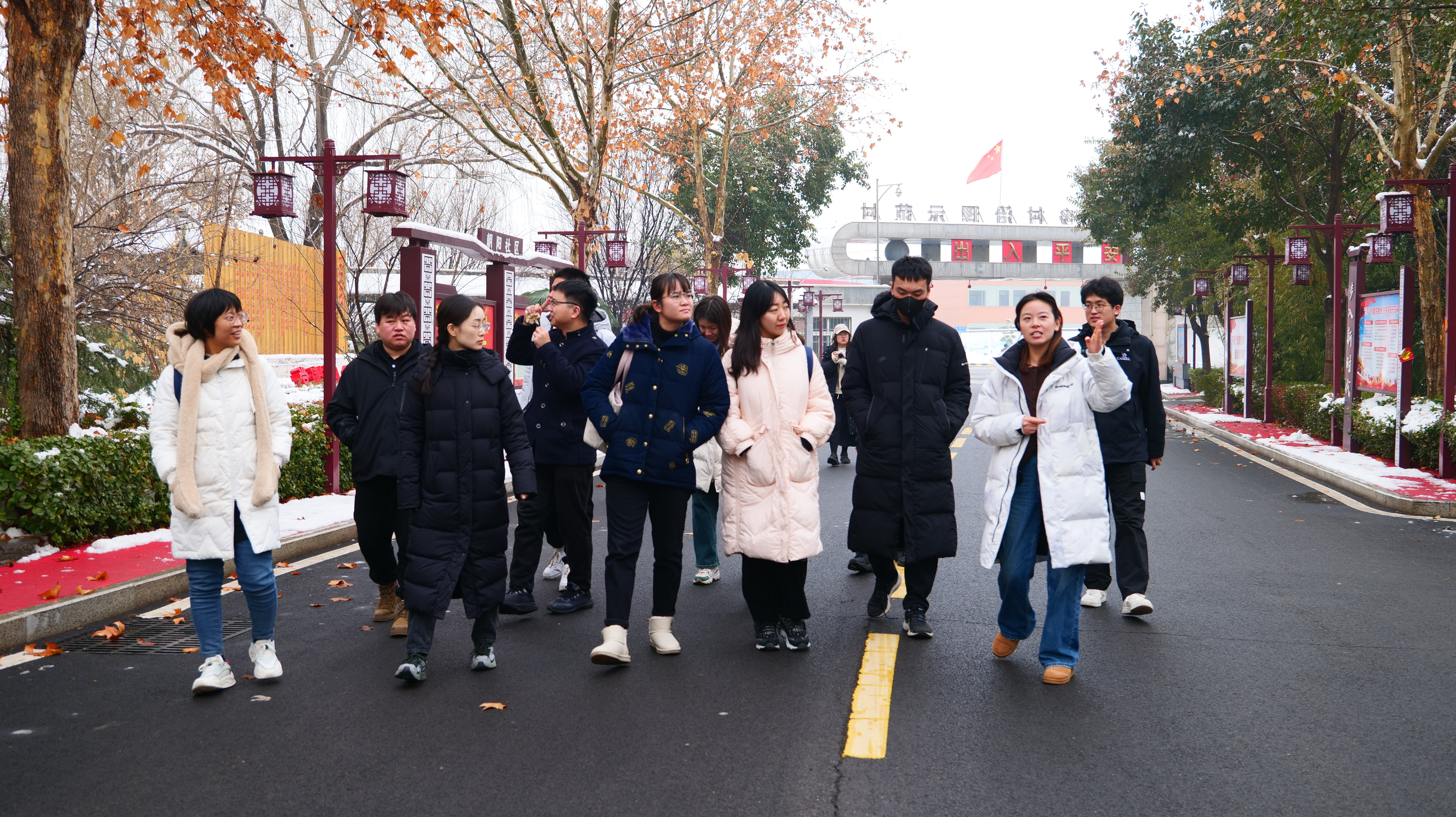 20240219-学思践悟挺膺行,青春建功新时代——2024年乐动网站研究生寒假社会实践纪实(一)-“豫见青年”实践支队-支队成员参观调研东大阳堤村.jpeg