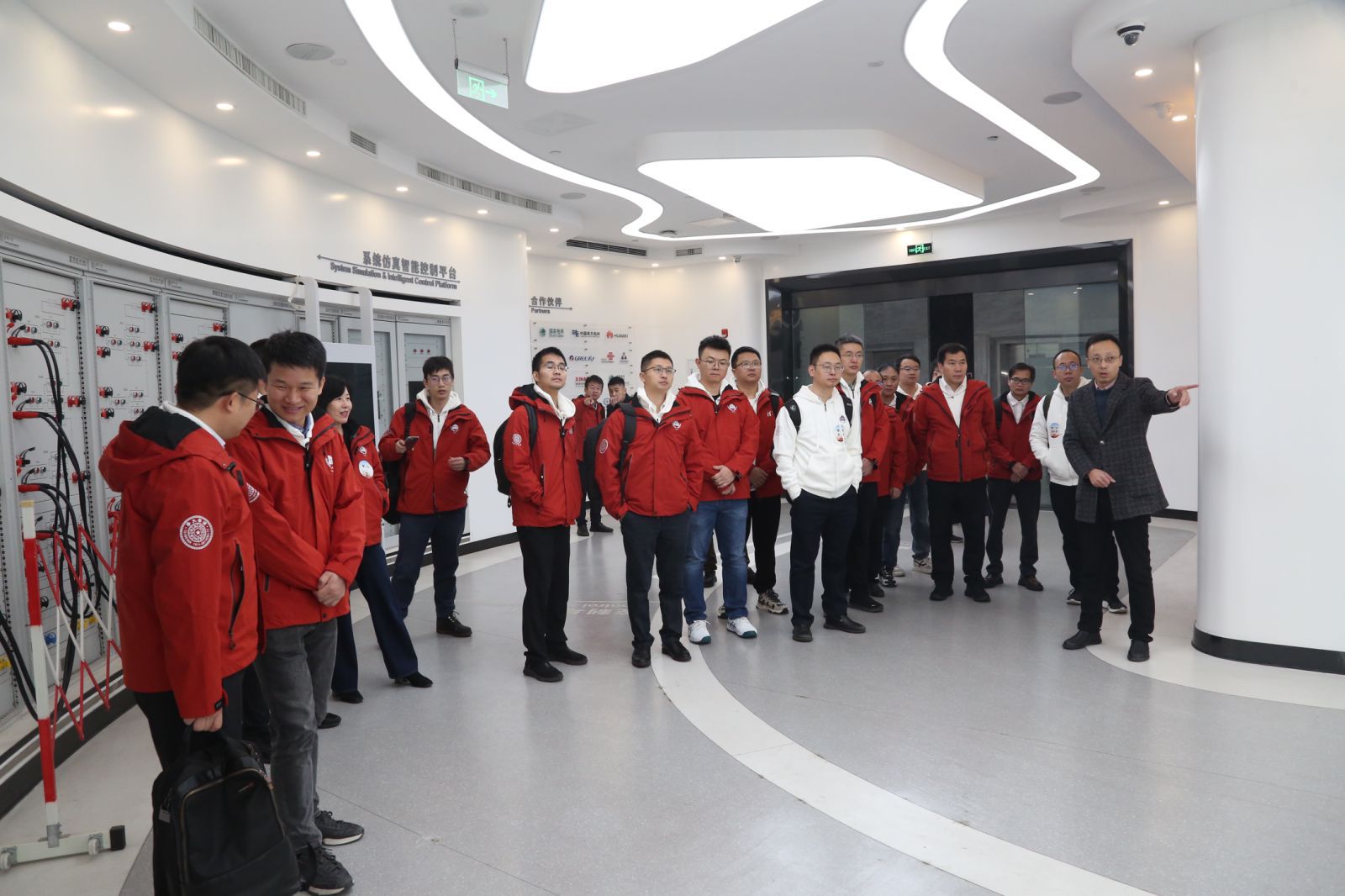 20241130-乐动网站创新领军工程博士西南地区项目2024级新生基地见面会-会务公司-参观研究院实验室.jpg