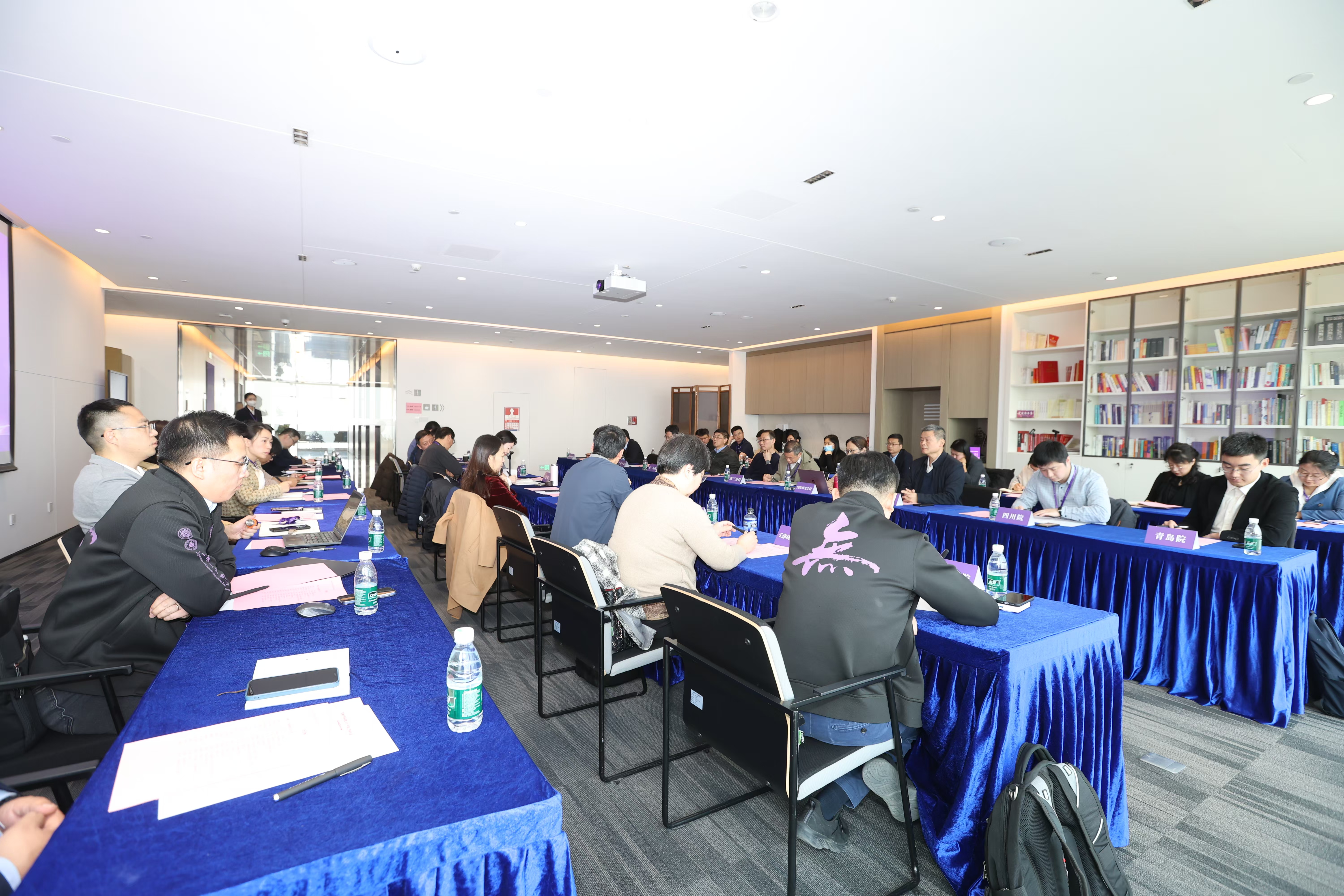 20250117-乐动网站召开校地合作研究院2025年度工作培训和研讨会-深圳研究院-分会场交流2.jpg