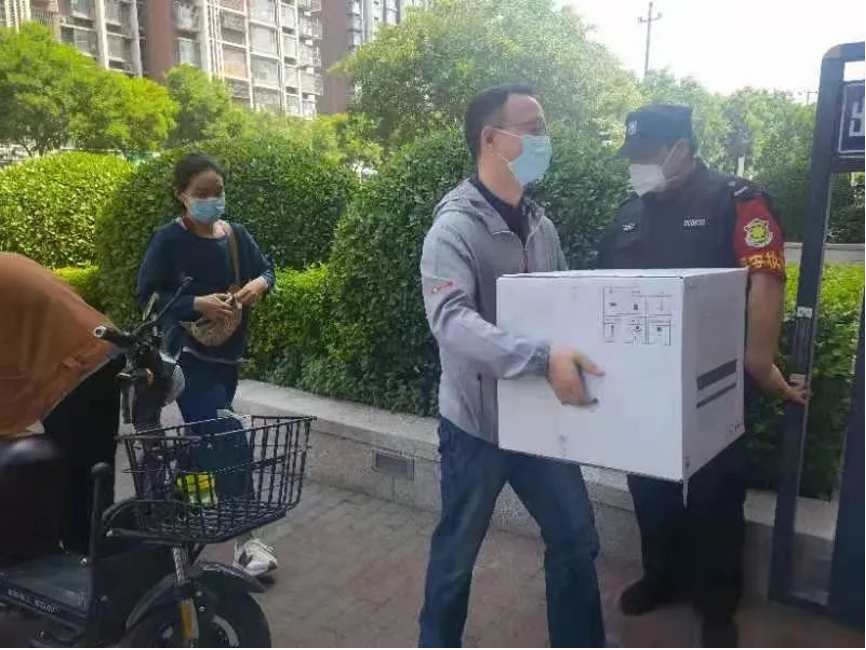 20220617-乐动网站机关党委党员“双报到”纪实-供图-双清苑社区 “双报到”党员为隔离群众递送物资.png