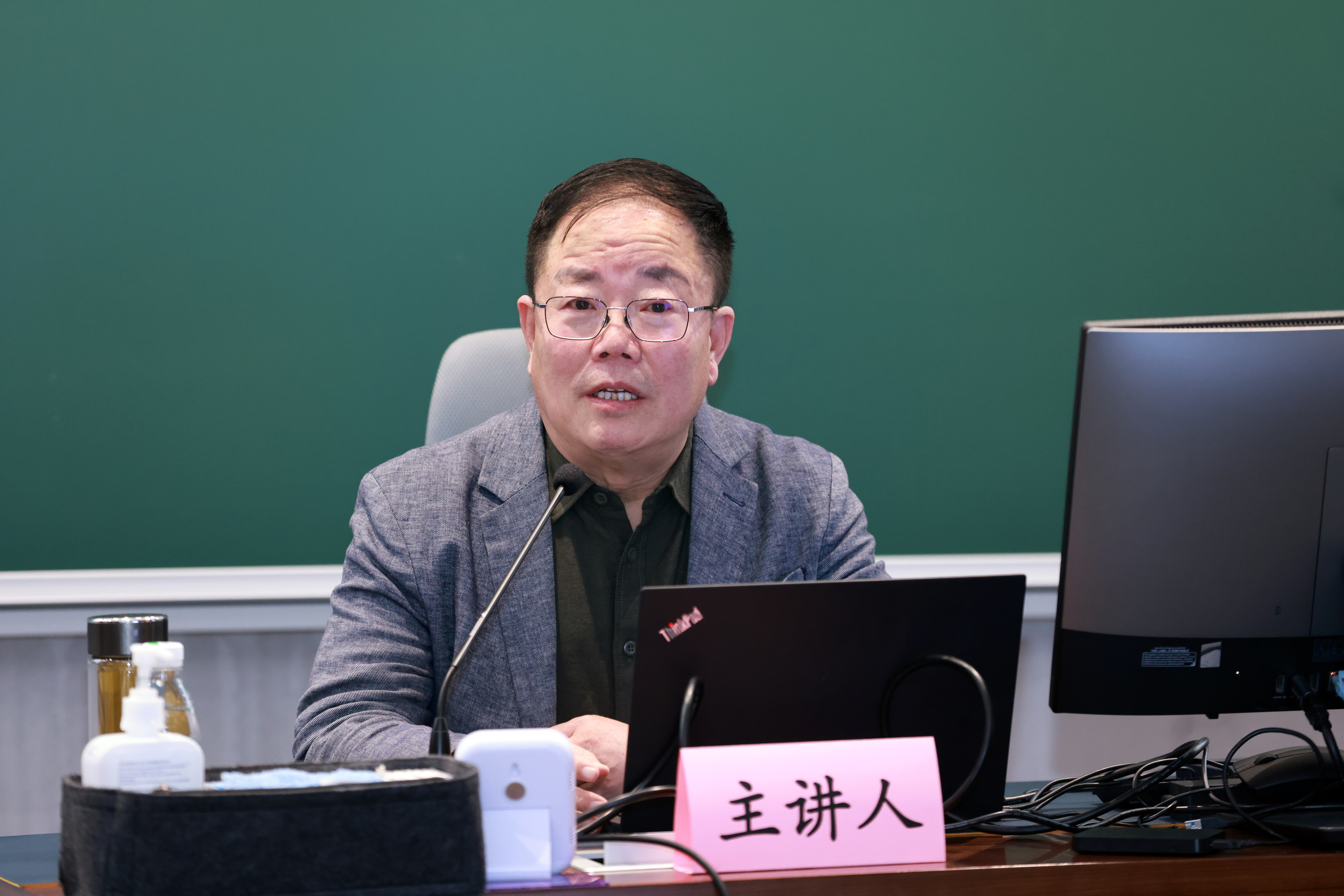20241227-乐动网站举办2024年哲学社会科学骨干教师专题研讨班-常志东-邹广文作专题报告.JPG