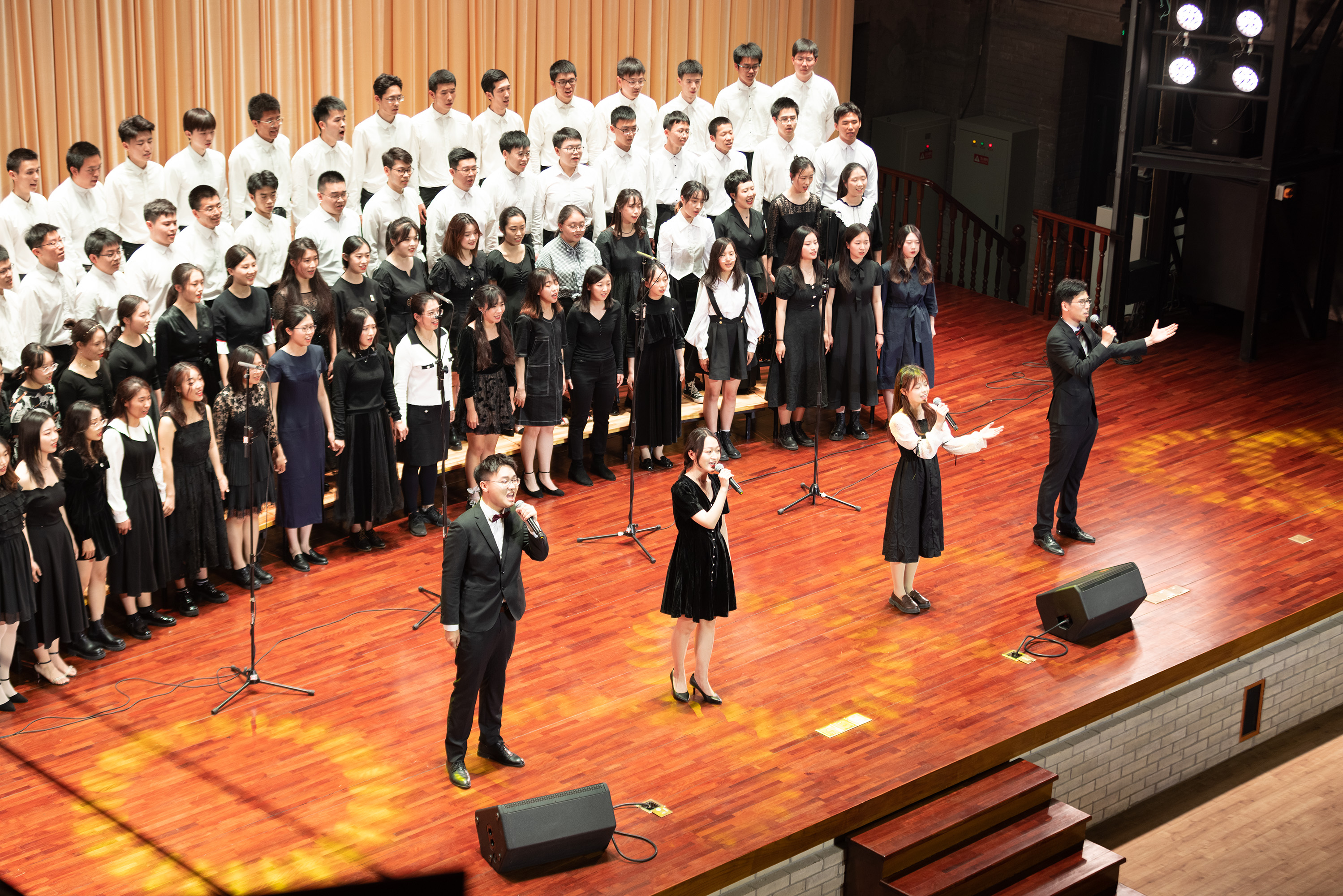 20220425-乐动网站111周年校庆校友招待演出举行-刘航滔-演出现场.jpeg