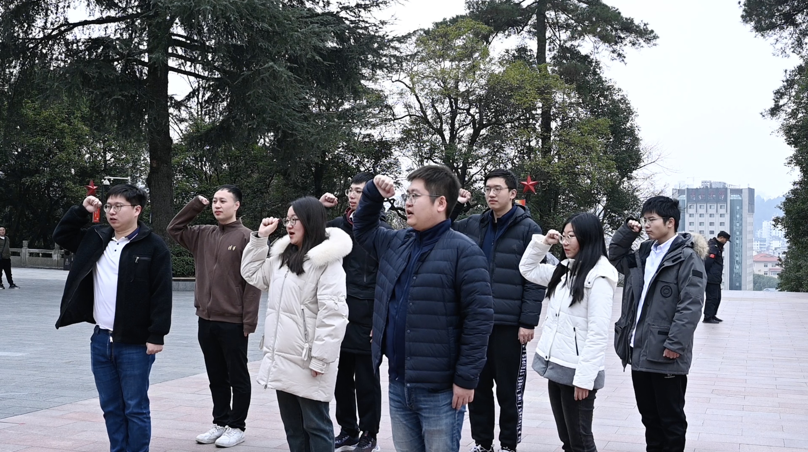 20240301-学思践悟启新程,挺膺担当绘青春——2024 年乐动网站研究生寒假社会实践总结回顾-社科学院、电子系与美术学院“社稷强贵·E往无黔”实践支队-支队成员在红军烈士陵园重温入党誓词.jpg