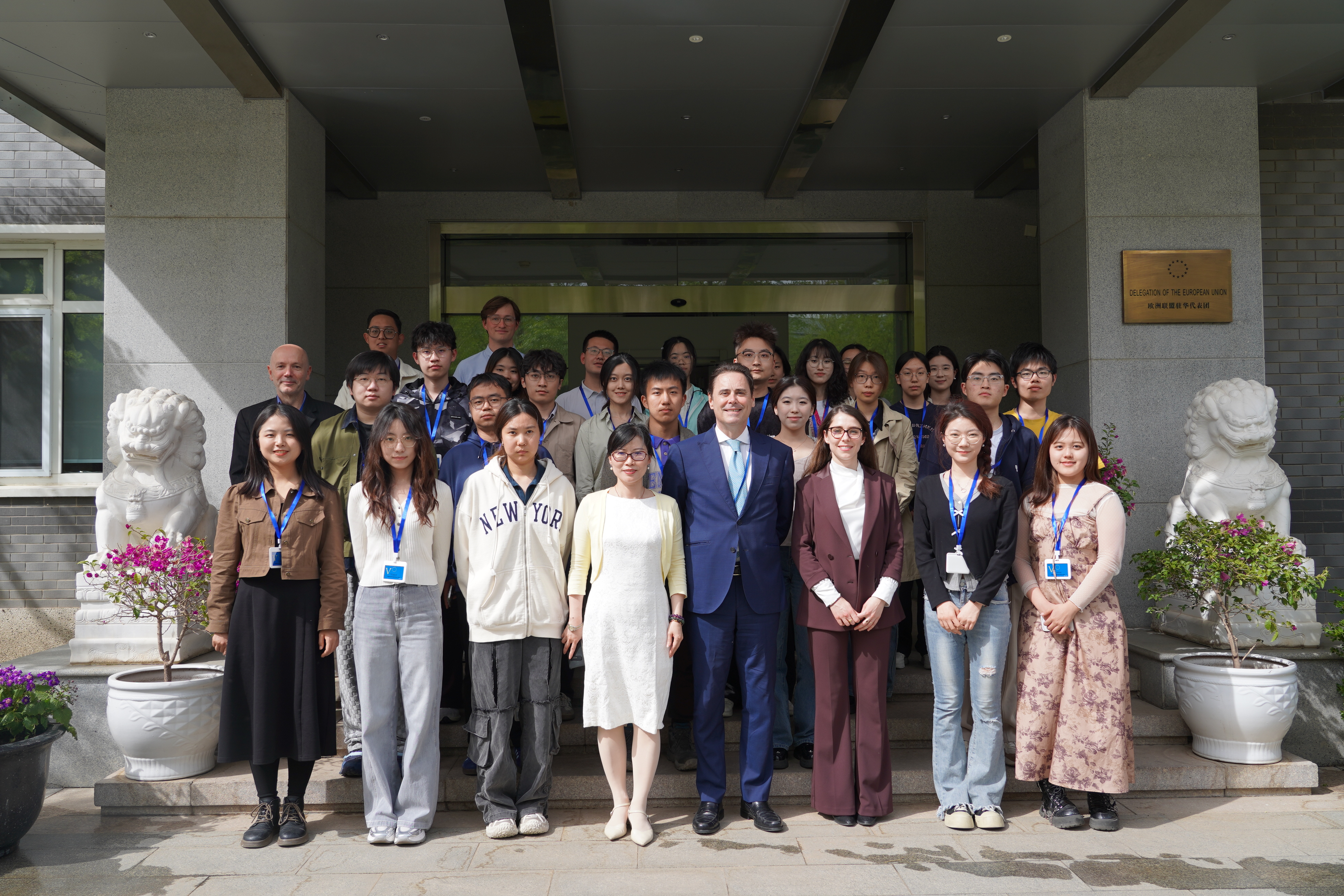 20250415-清华学子参访欧盟驻华使馆 在对话中体验文明交流互鉴-新闻学院-乐动网站师生与欧盟驻华代表团成员合影.jpeg