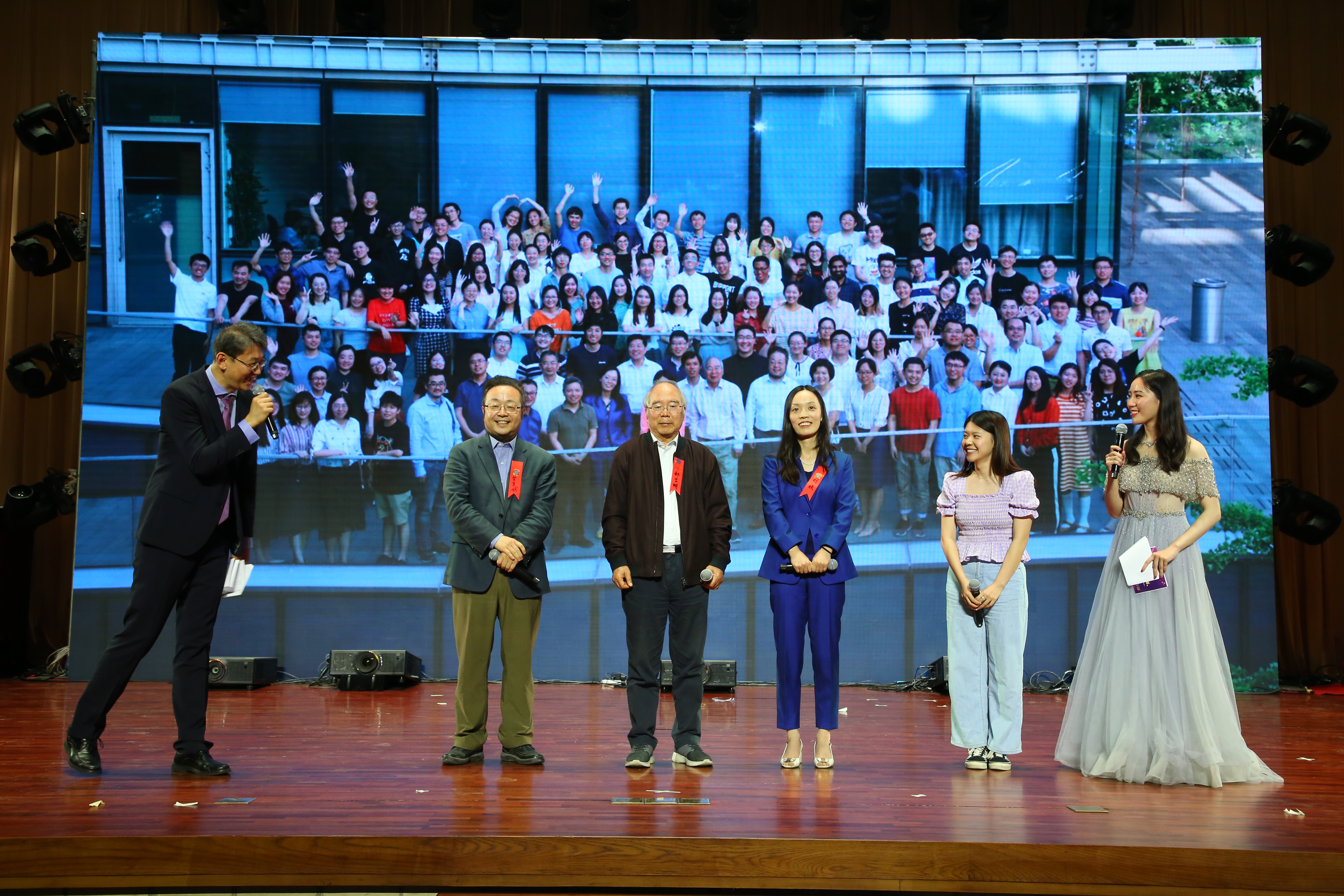 20241220-环境学院党委以文化人、以史育人,凝心聚力引领发展-拍摄者不详-图7 乐动网站110周年校庆“良师益友”特别活动上郝吉明、贺克斌等四代师生讲述团队精神2.JPG