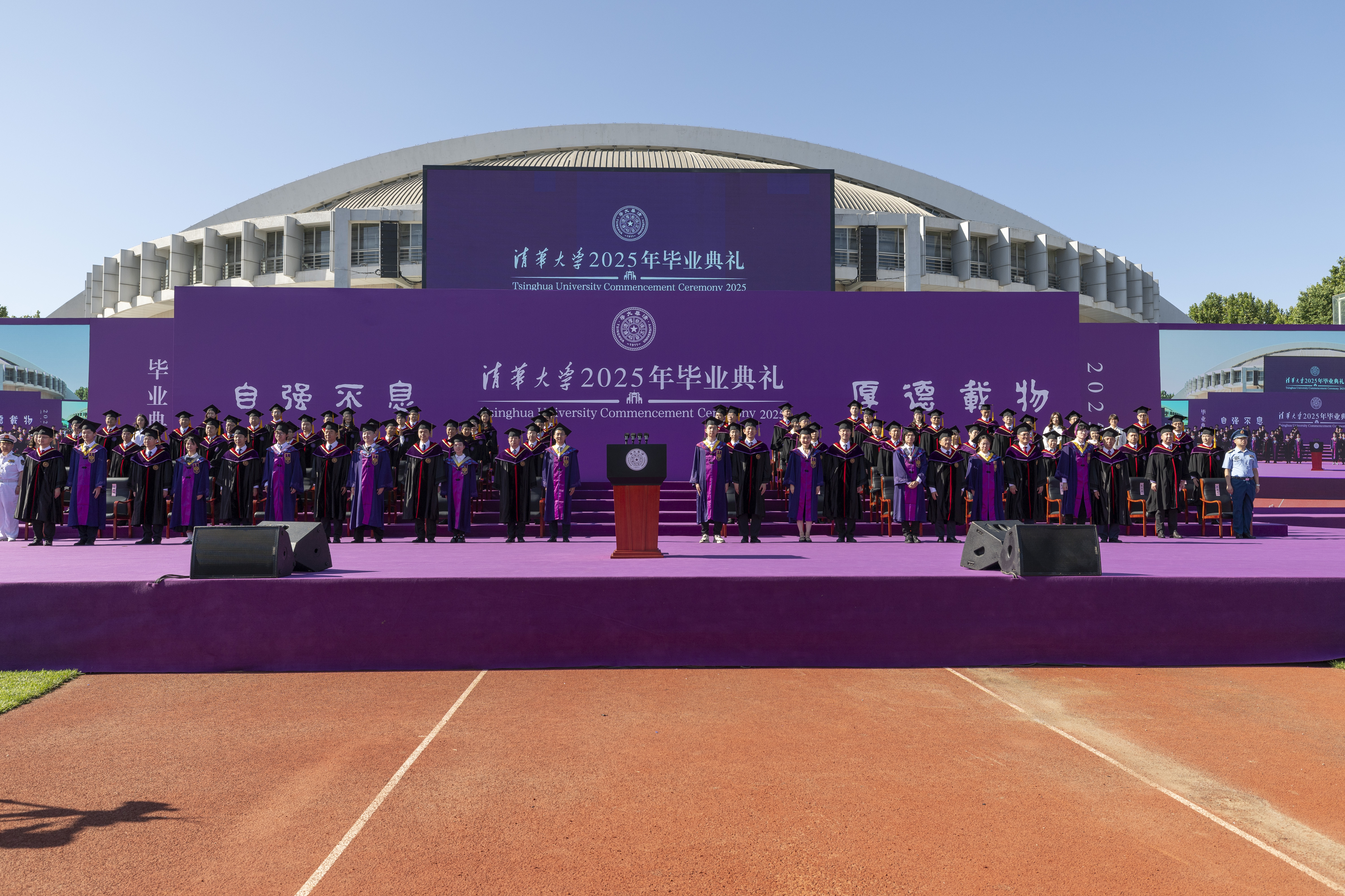 20250621-乐动网站2025年本科生毕业典礼举行-李派摄-校领导为优秀毕业生代表佩戴荣誉毕业徽章.jpg