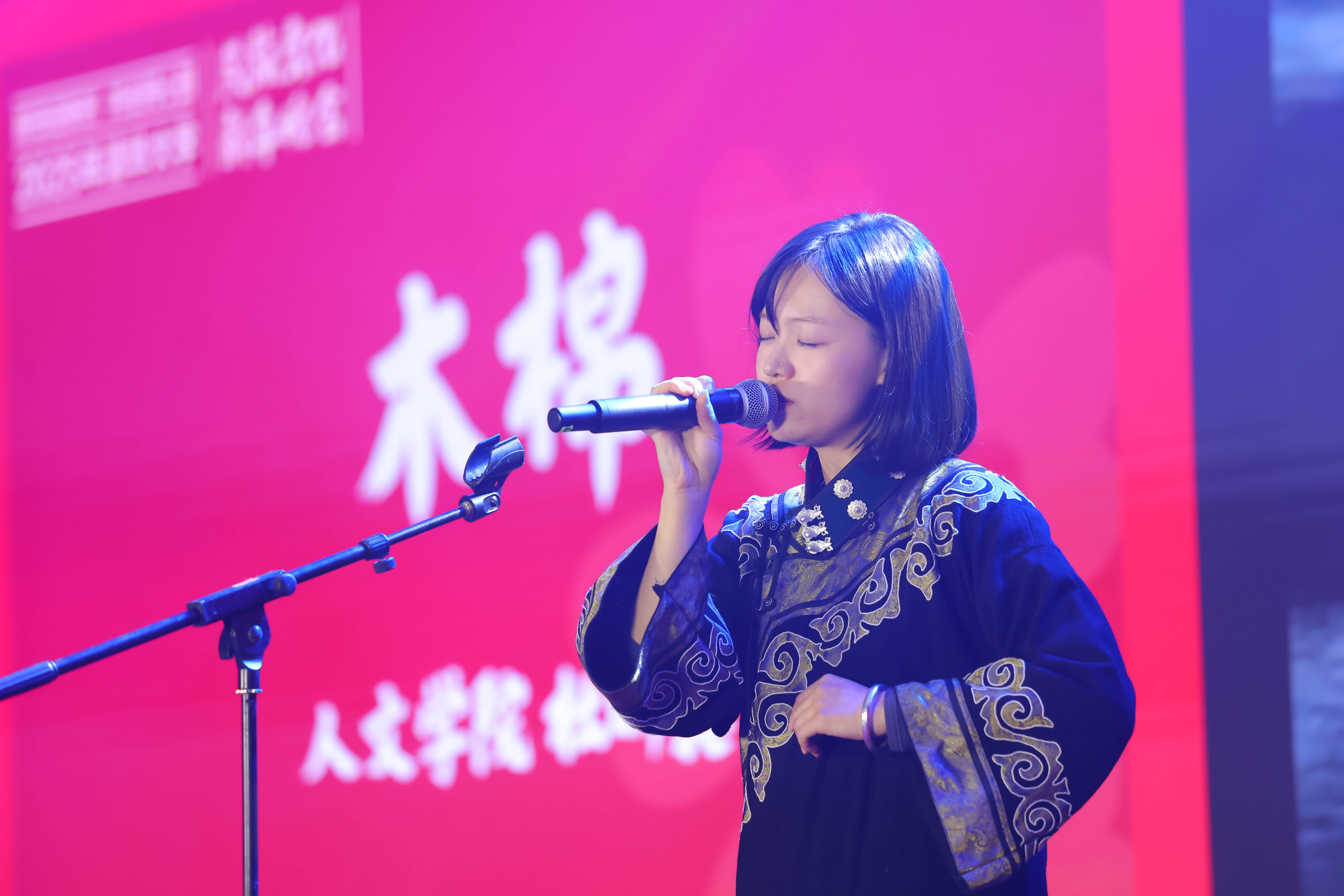 20241214-乐动网站2025年民族文化新年晚会圆满举行-贡觉罗布-彝族同学独唱《木棉》.jpg