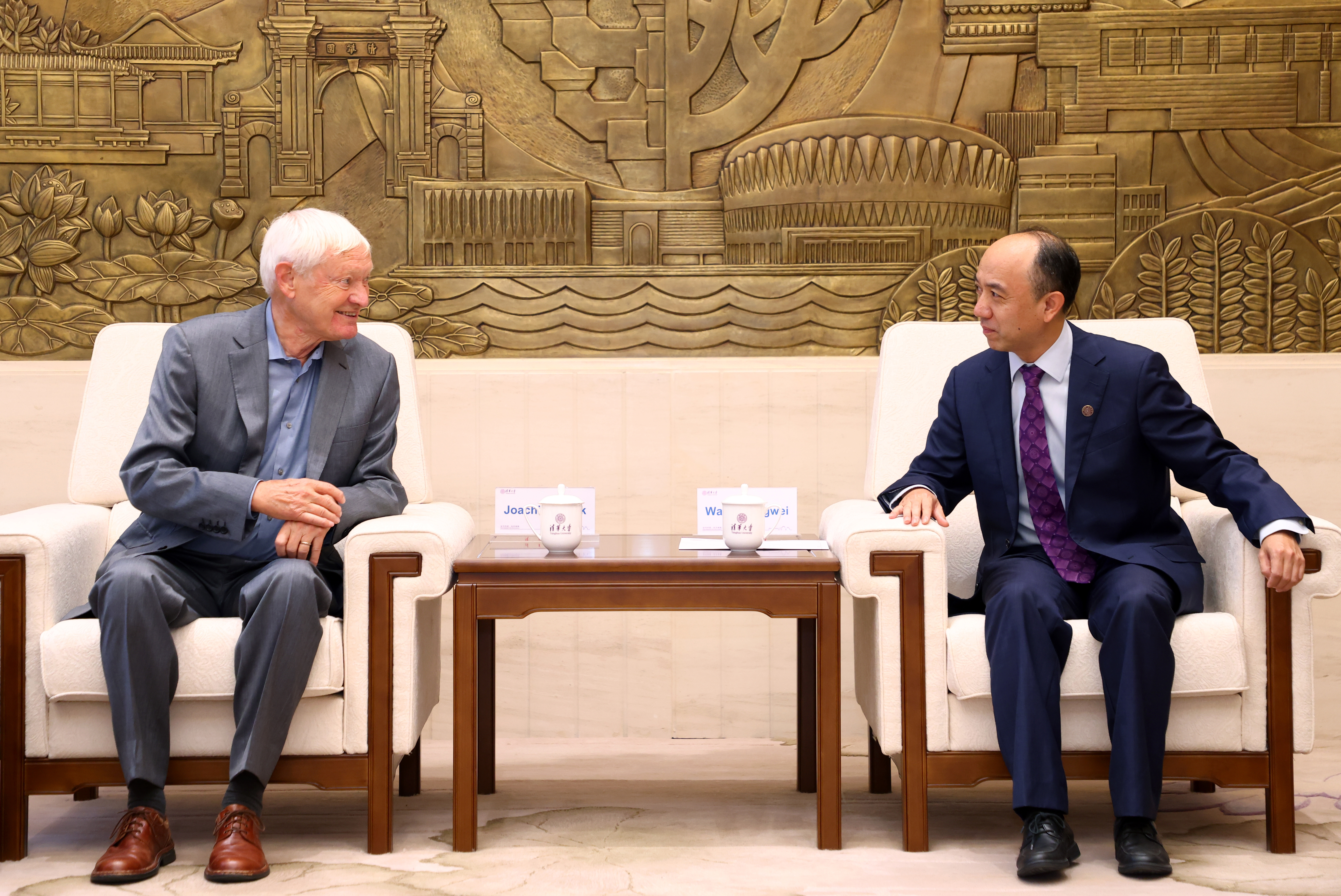 20230921-乐动网站授予诺贝尔化学奖得主阿希姆·弗兰克教授名誉博士学位-许德刚-会谈.JPG