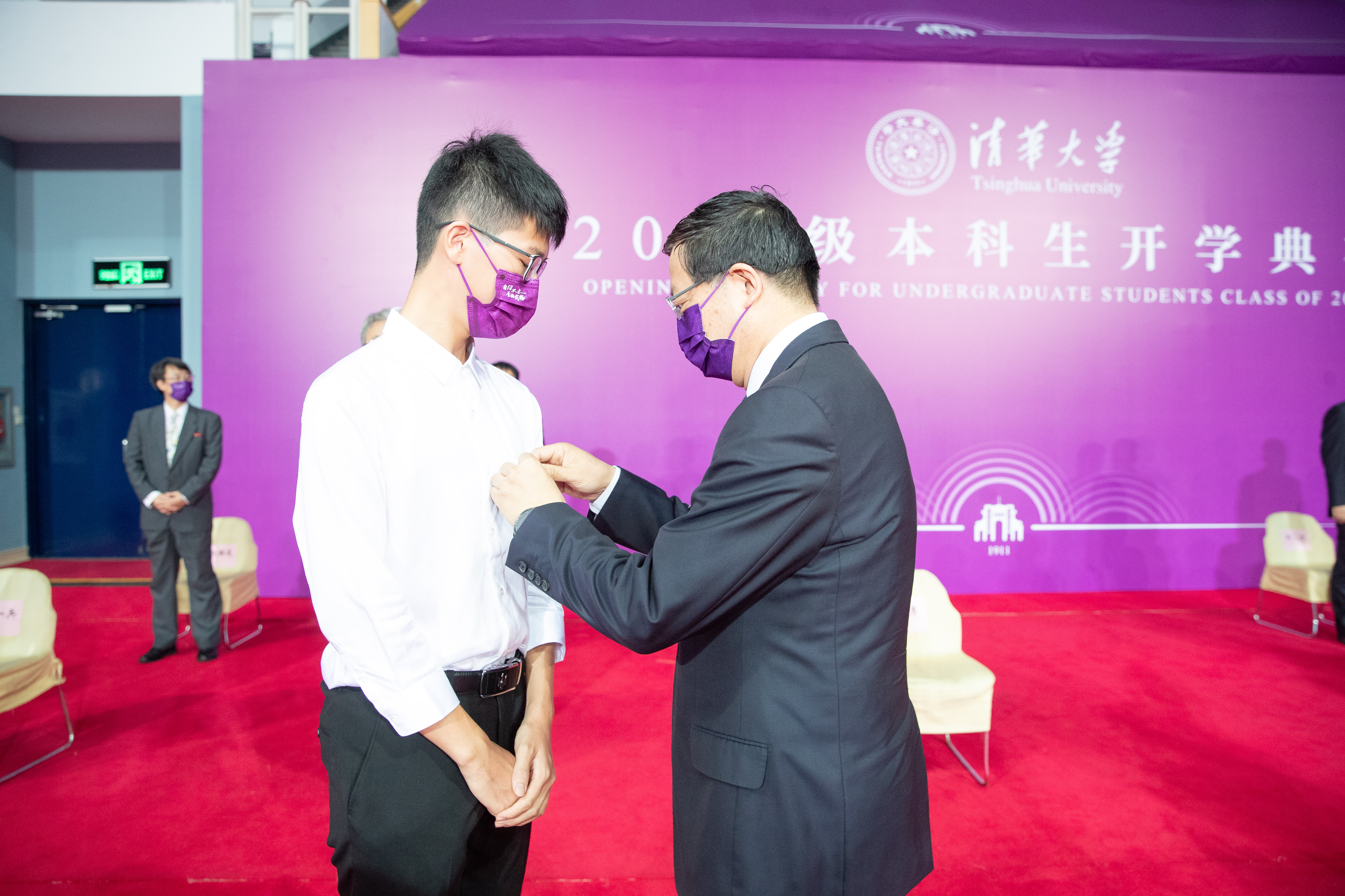 20220818-邱勇为新生代表佩戴乐动网站徽章-开学典礼-李派.jpg