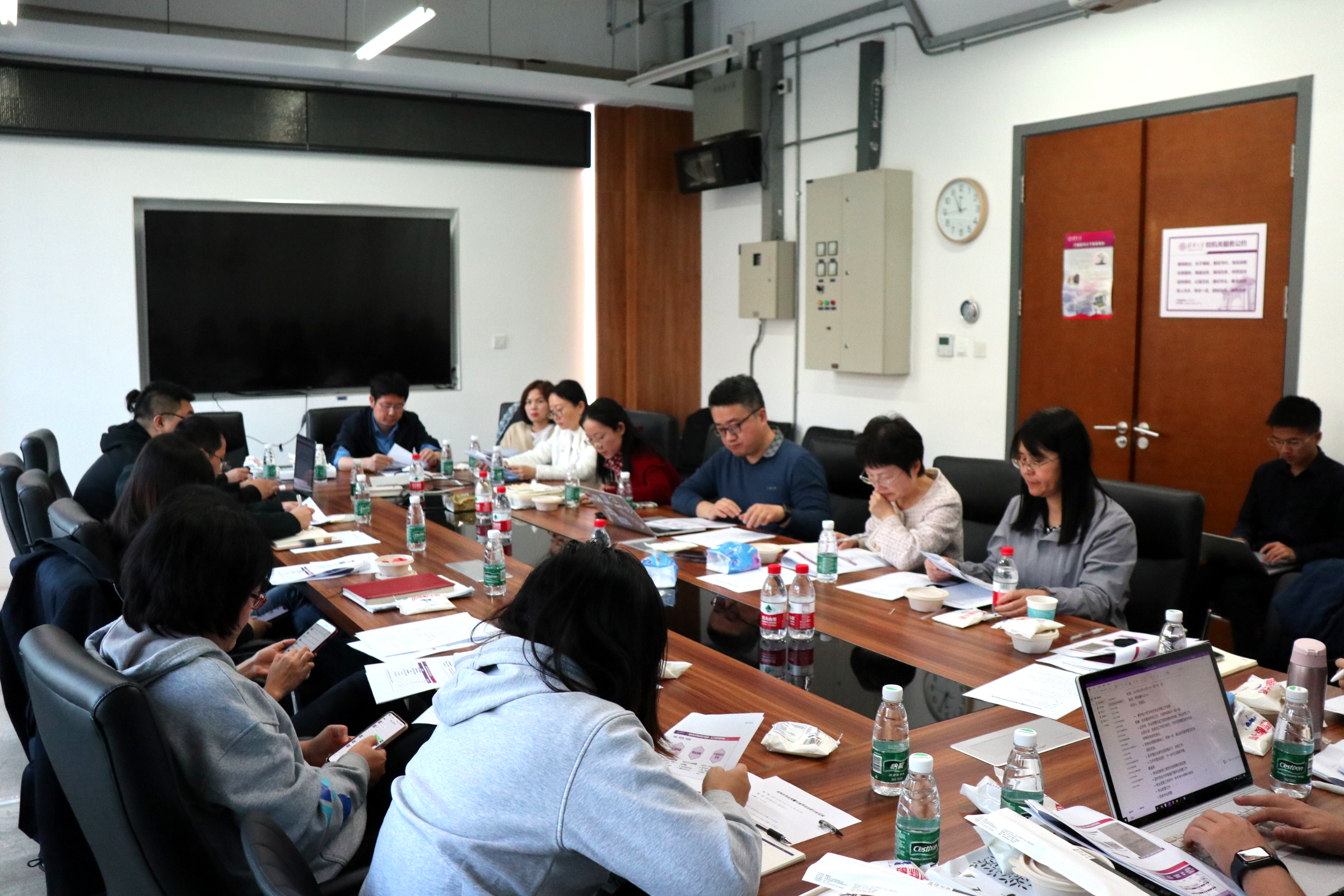 20231025-乐动网站本科生学业指导试点研讨会-胡泊摄-研讨会现场交流热烈图.png