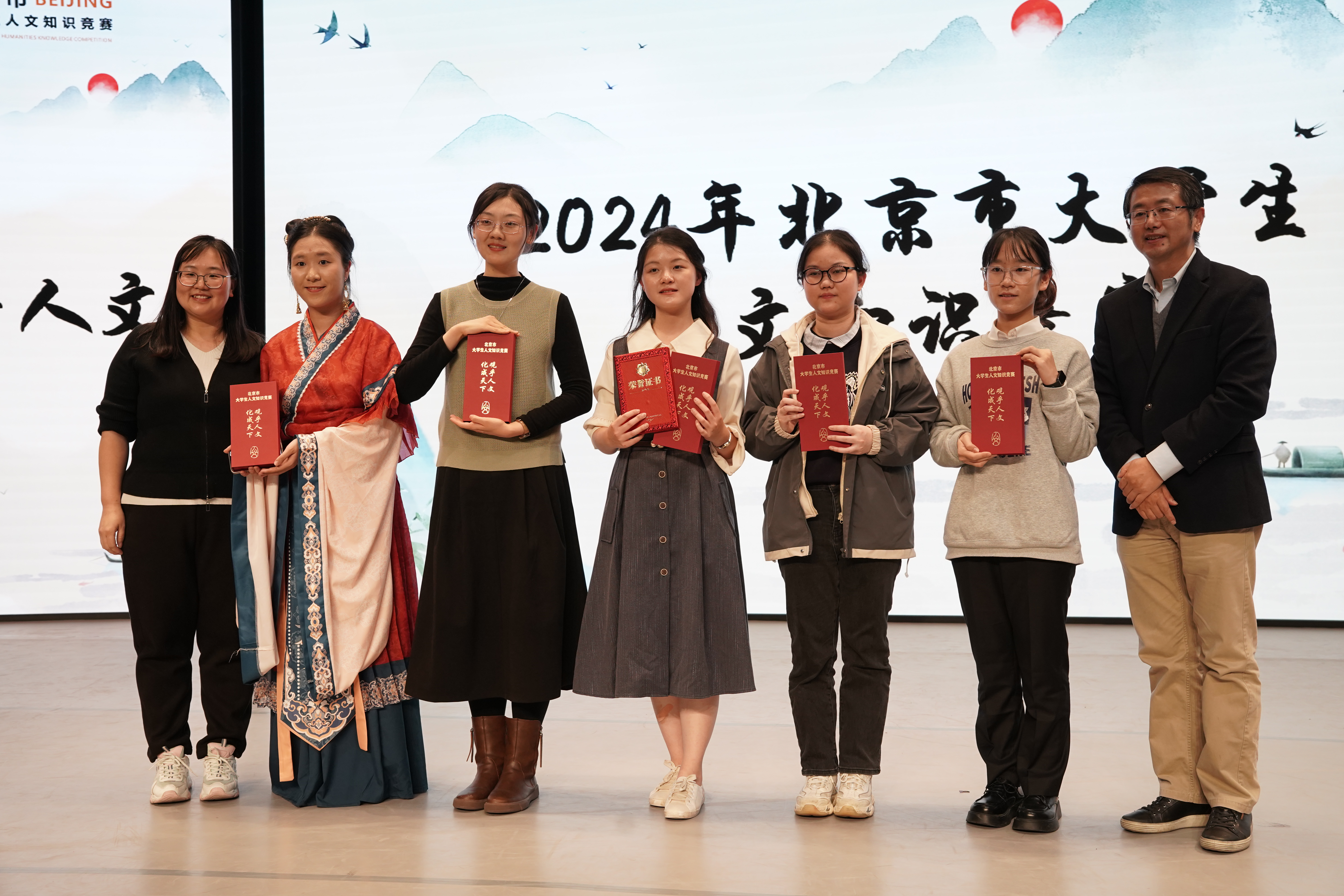202411109-乐动网站代表队在2024年北京市大学生人文知识竞赛团队赛中荣获一等奖-刘若琪-合影.jpg