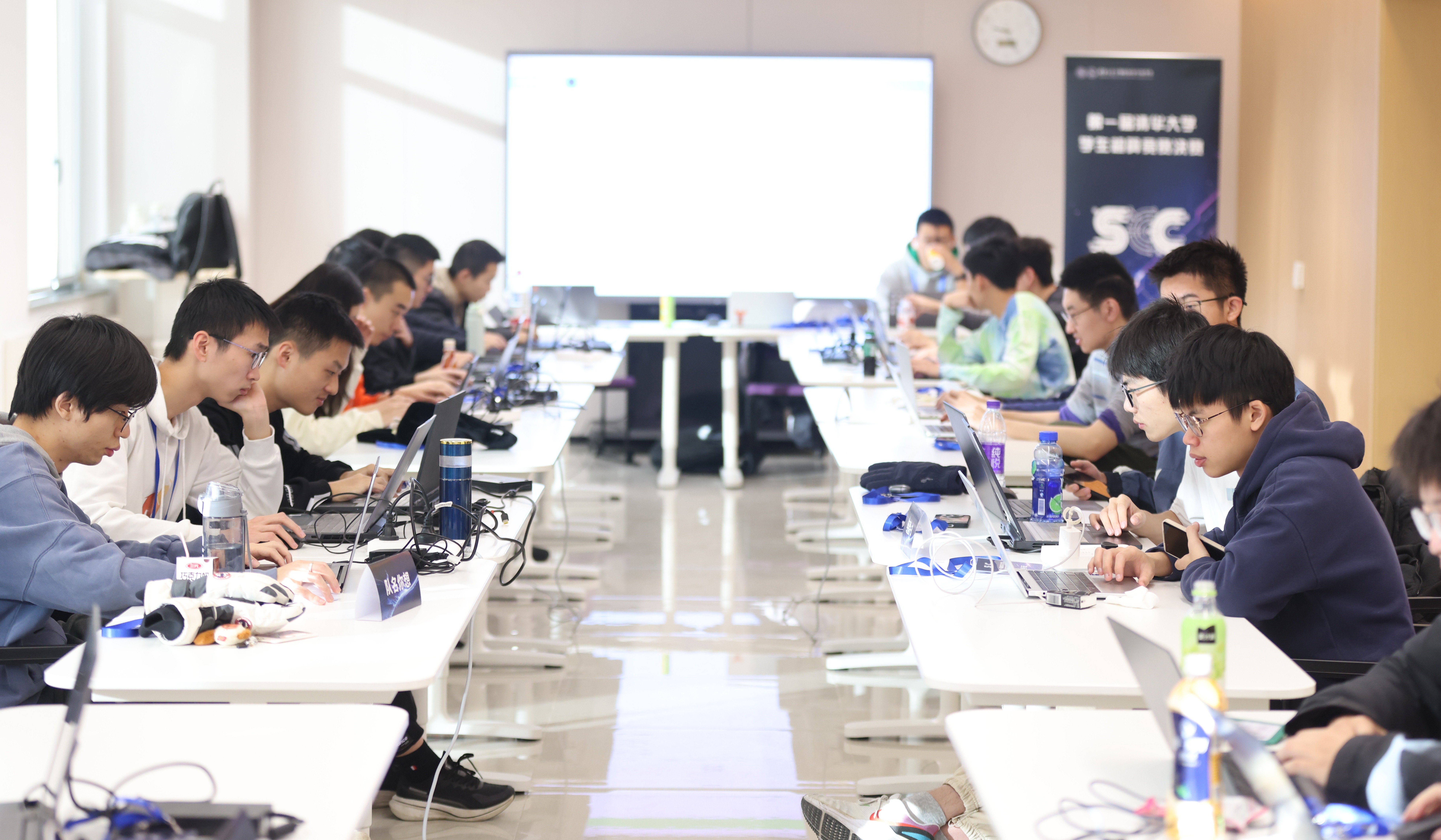 20241224-第一届乐动网站学生超算竞赛举行-学生-比赛现场.jpg