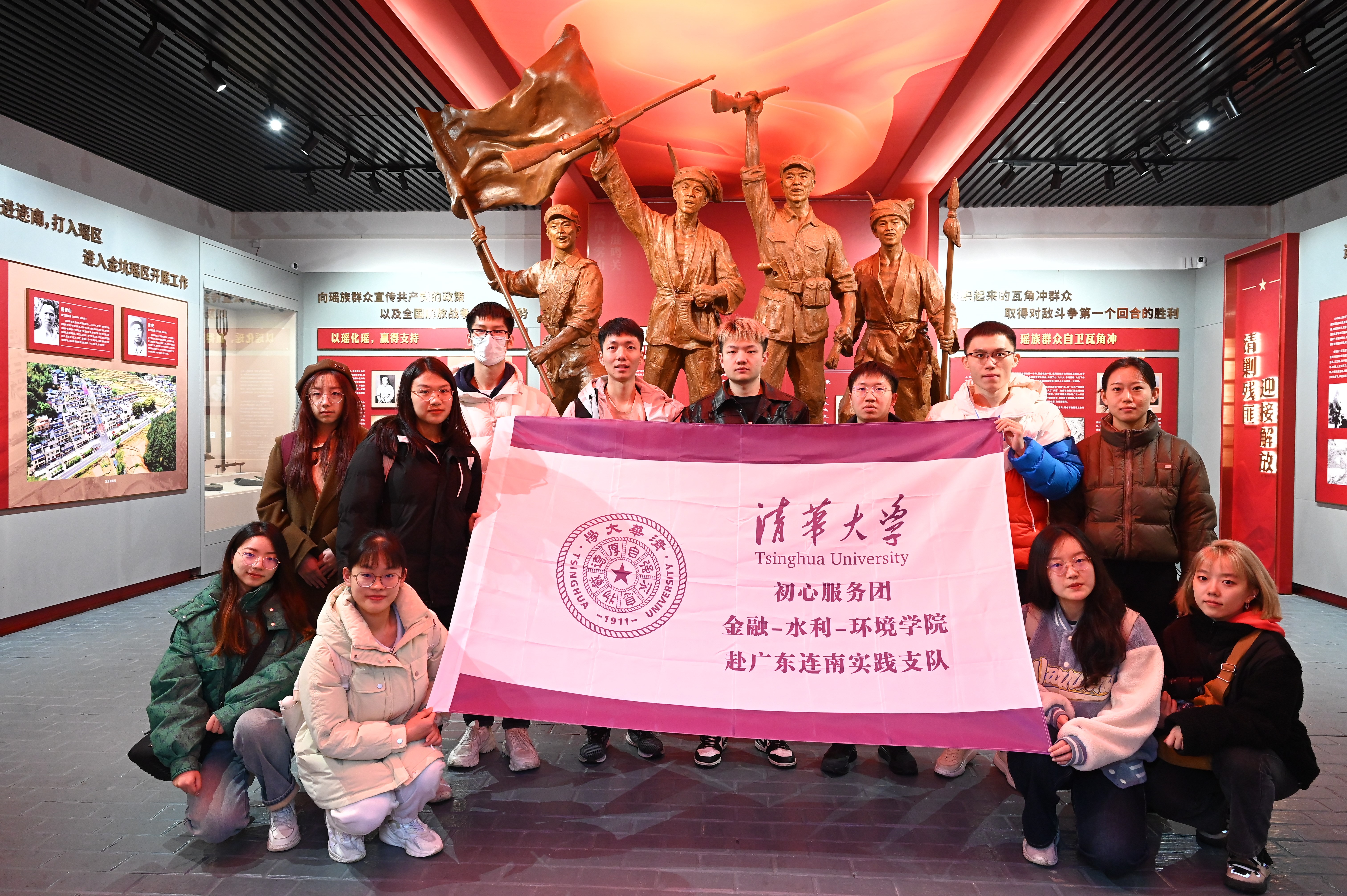 20240301-学思践悟启新程,挺膺担当绘青春——2024 年乐动网站研究生寒假社会实践总结回顾-“初心服务团”联合金融学院-水利系-环境学院赴广东连南实践支队-支队成员在红军烈士陵园重温入党誓词.jpg