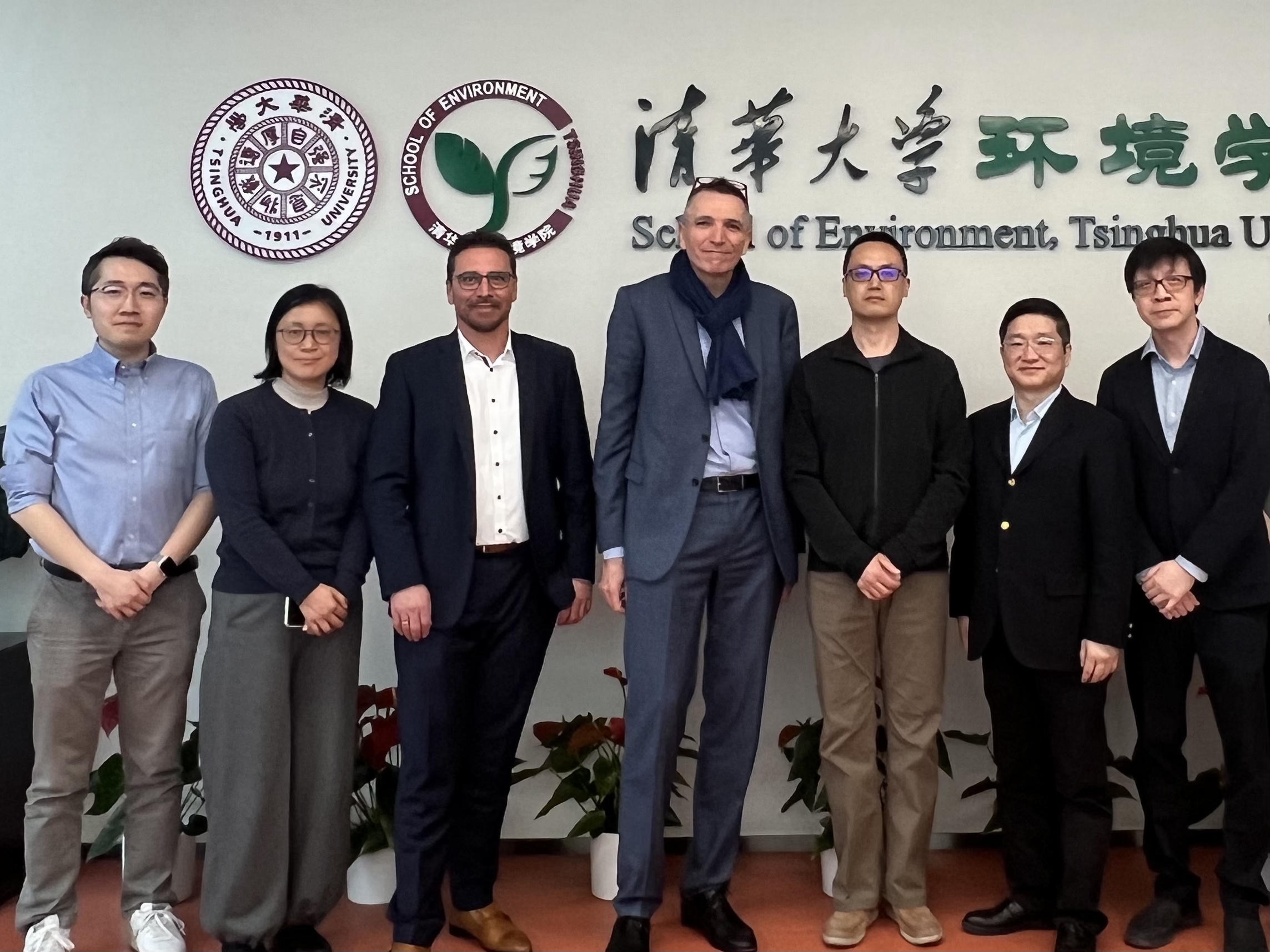 20250313-施耐德电气代表团访问乐动网站 探讨能源转型与绿色创新合作-环境学院-施耐德电气代表团与环境学院参加交流人员合影.jpg