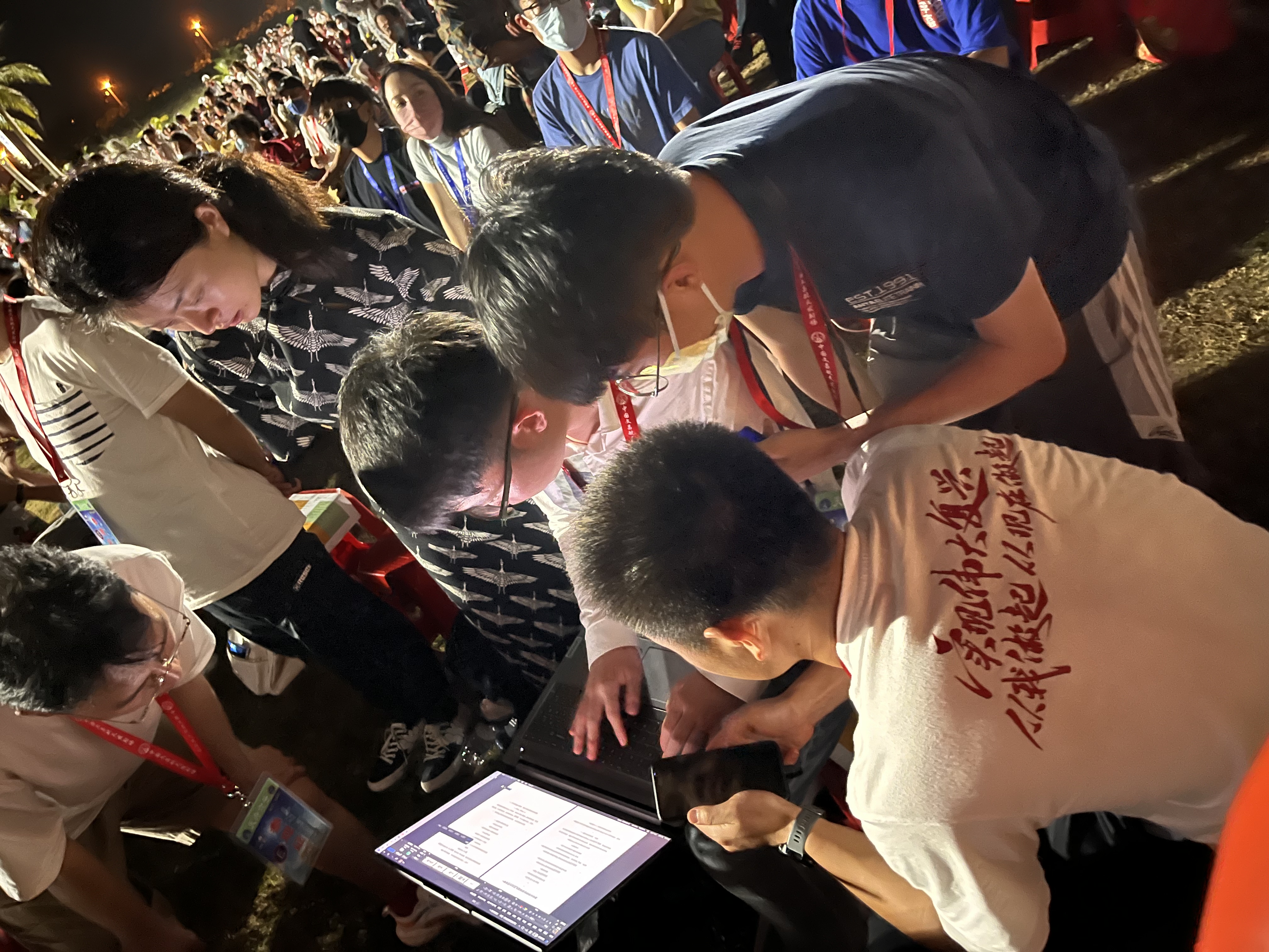 20230512-骄傲见证!乐动网站师生现场观礼天舟六号成功发射-航院供图-师生讨论学习“天舟六号”发射观礼感悟.jpeg