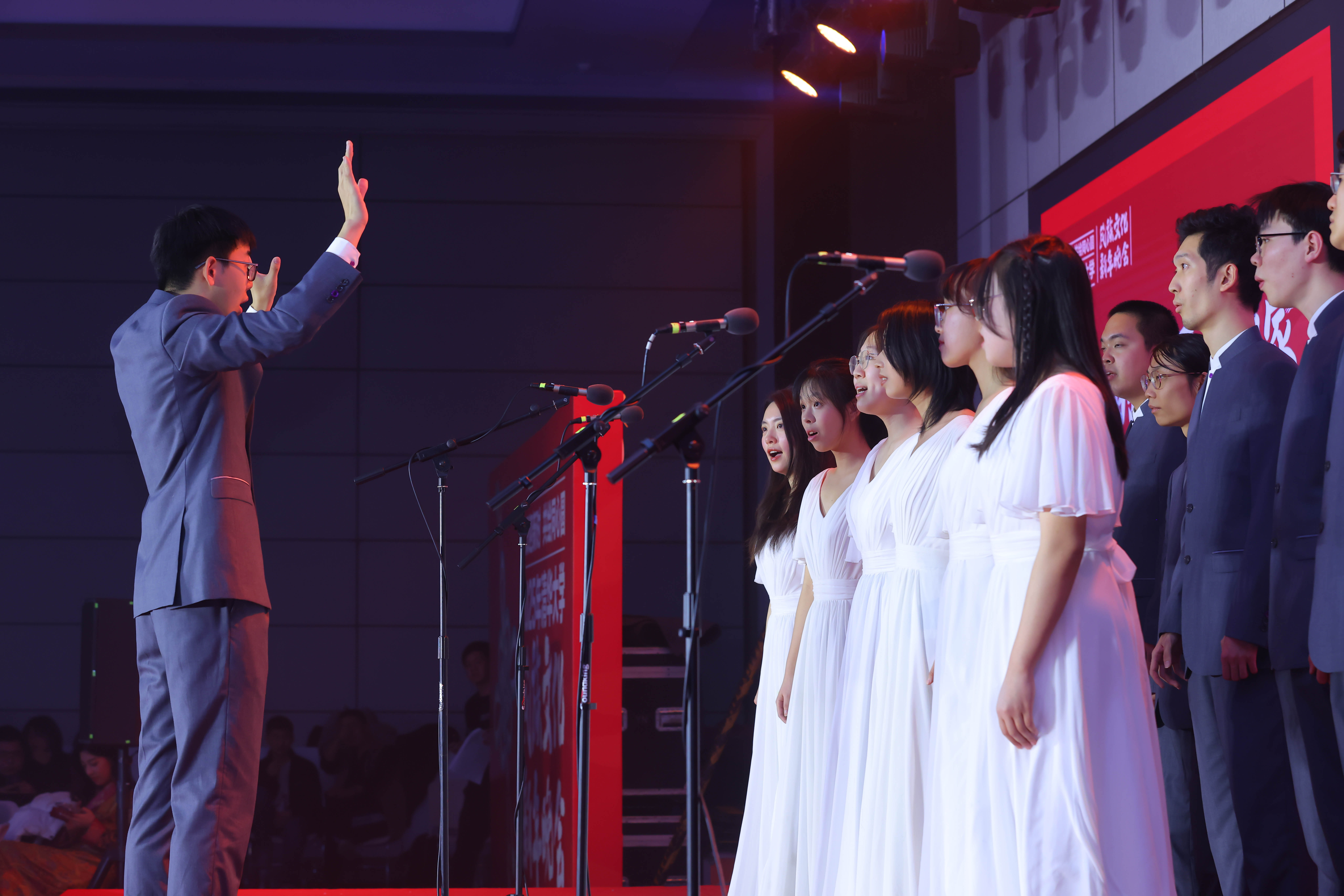 20241214-乐动网站2025年民族文化新年晚会圆满举行-贡觉罗布-艺术团合唱队同学合唱《美丽的草原我的家》.jpg