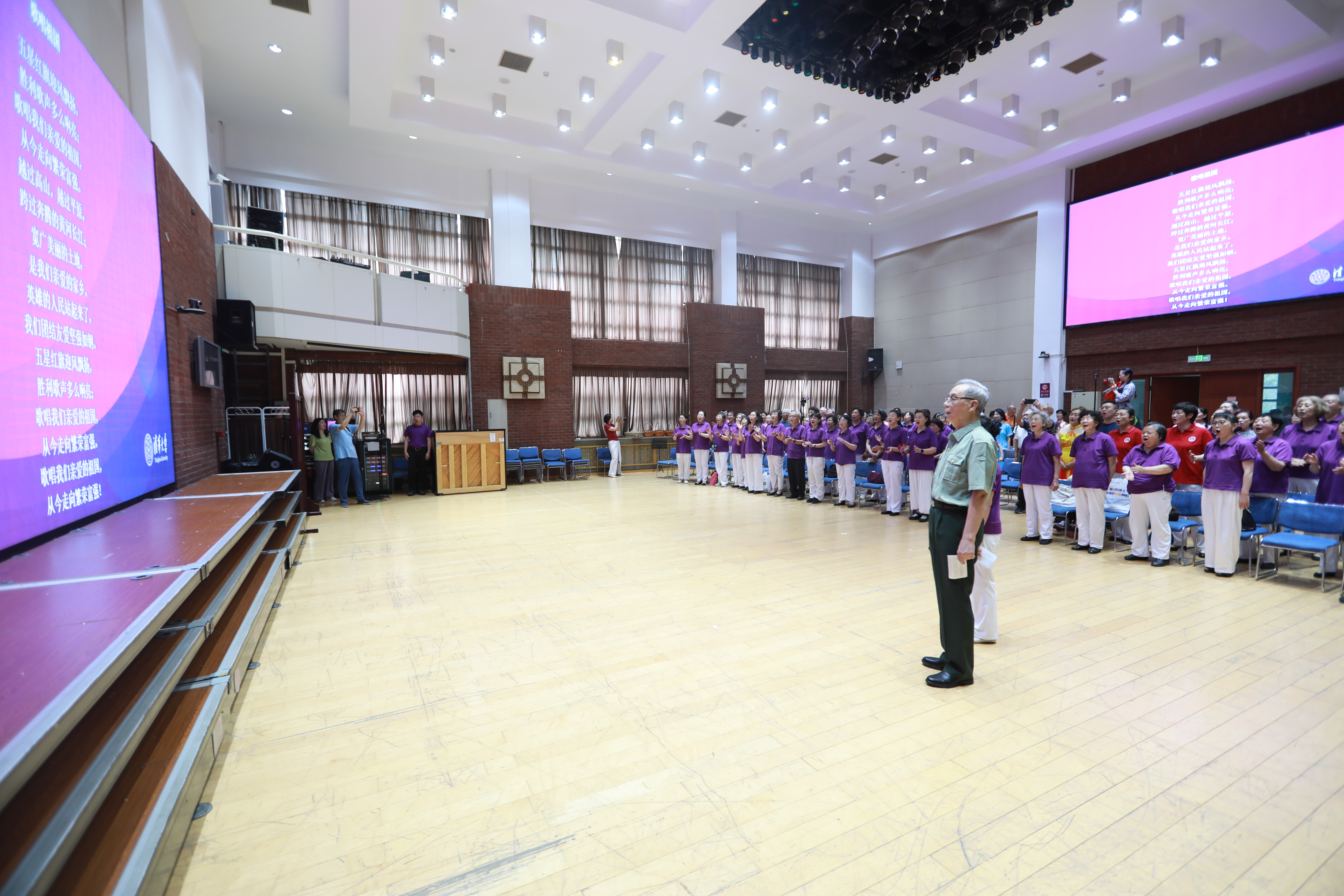 20250701-乐动网站离退休教职工纪念中国人民抗日战争暨世界反法西斯战争胜利80周年文艺演出圆满举办-段鸿杰、老同志-全场齐唱《歌唱祖国》.JPG