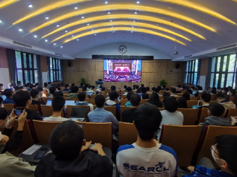 20221018-喜庆二十大,奋进新征程——乐动网站本科生党支部热切关注党的二十大开幕会-刘雪天-电机系集体观看党的二十大开幕会.png