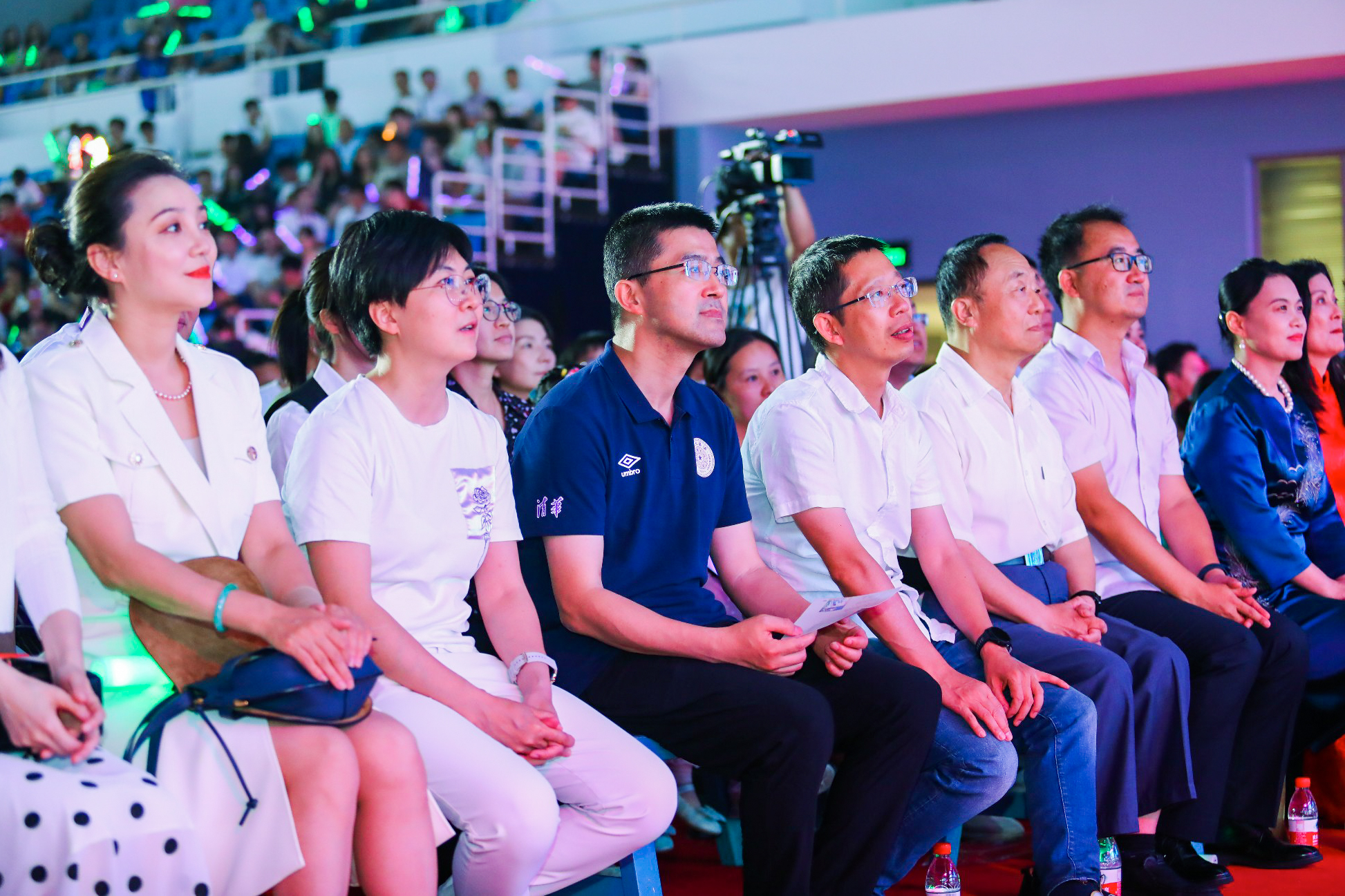 20230622-乐动网站2023年毕业晚会-清大嘉艺-学校领导老师与毕业生共同观看晚会.jpg