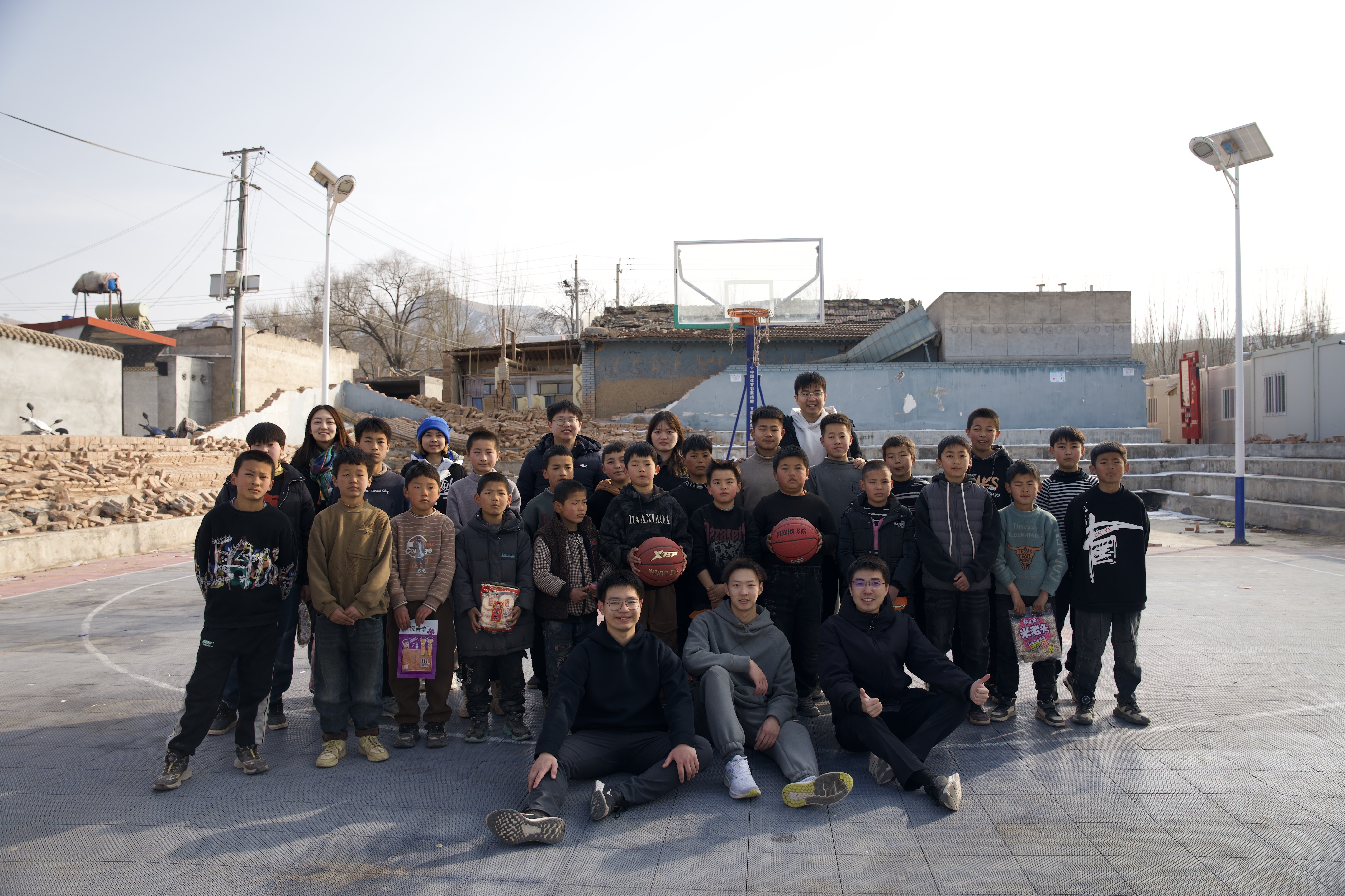 20240219-学思践悟挺膺行,青春建功新时代——2024年乐动网站研究生寒假社会实践纪实(一)-“社稷担当·心泽河州”实践支队-支队成员在在震区球场组织开展“青少年村BA”篮球赛.jpg