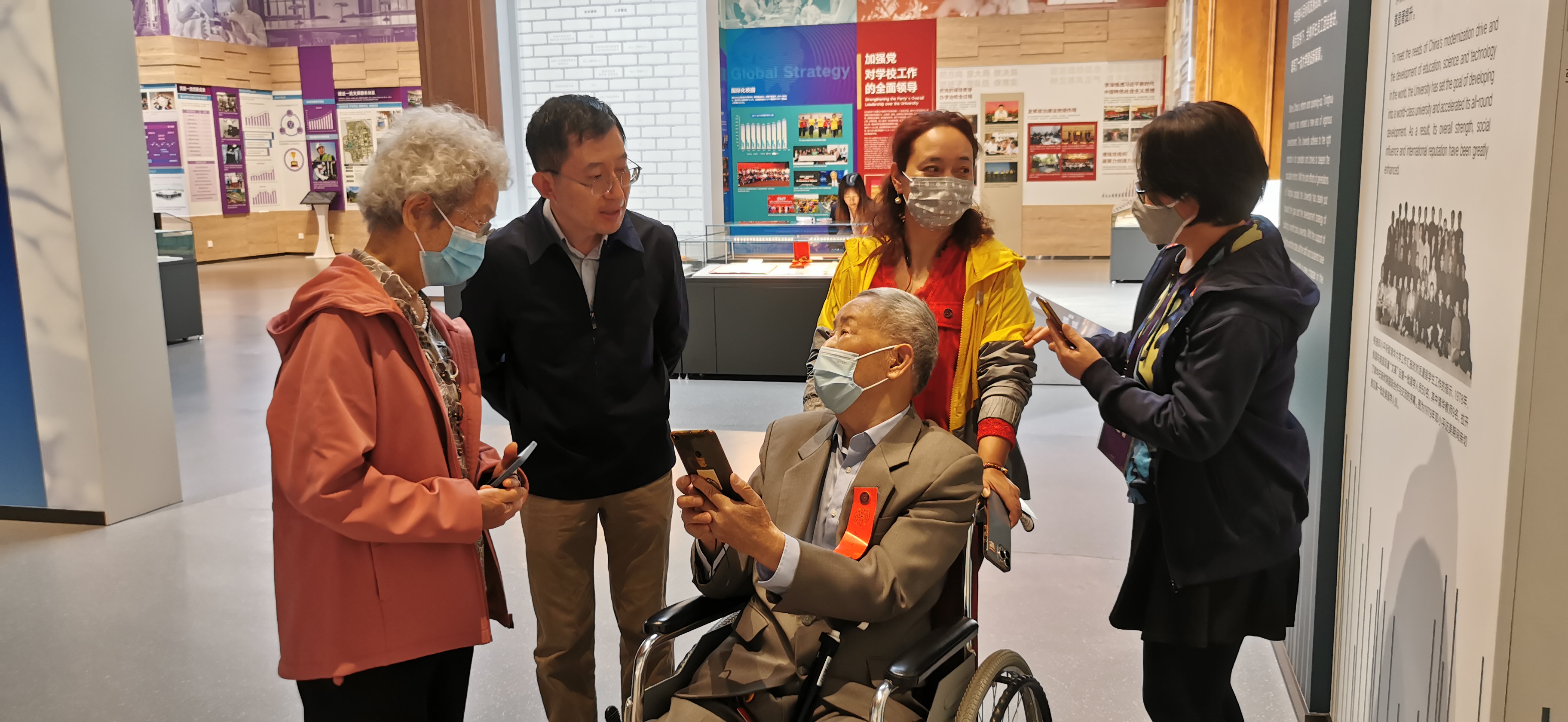 20220424-乐动网站110周年校庆参观校史展-薜建团-戴上红条,坐着轮椅“回家”看展.jpg