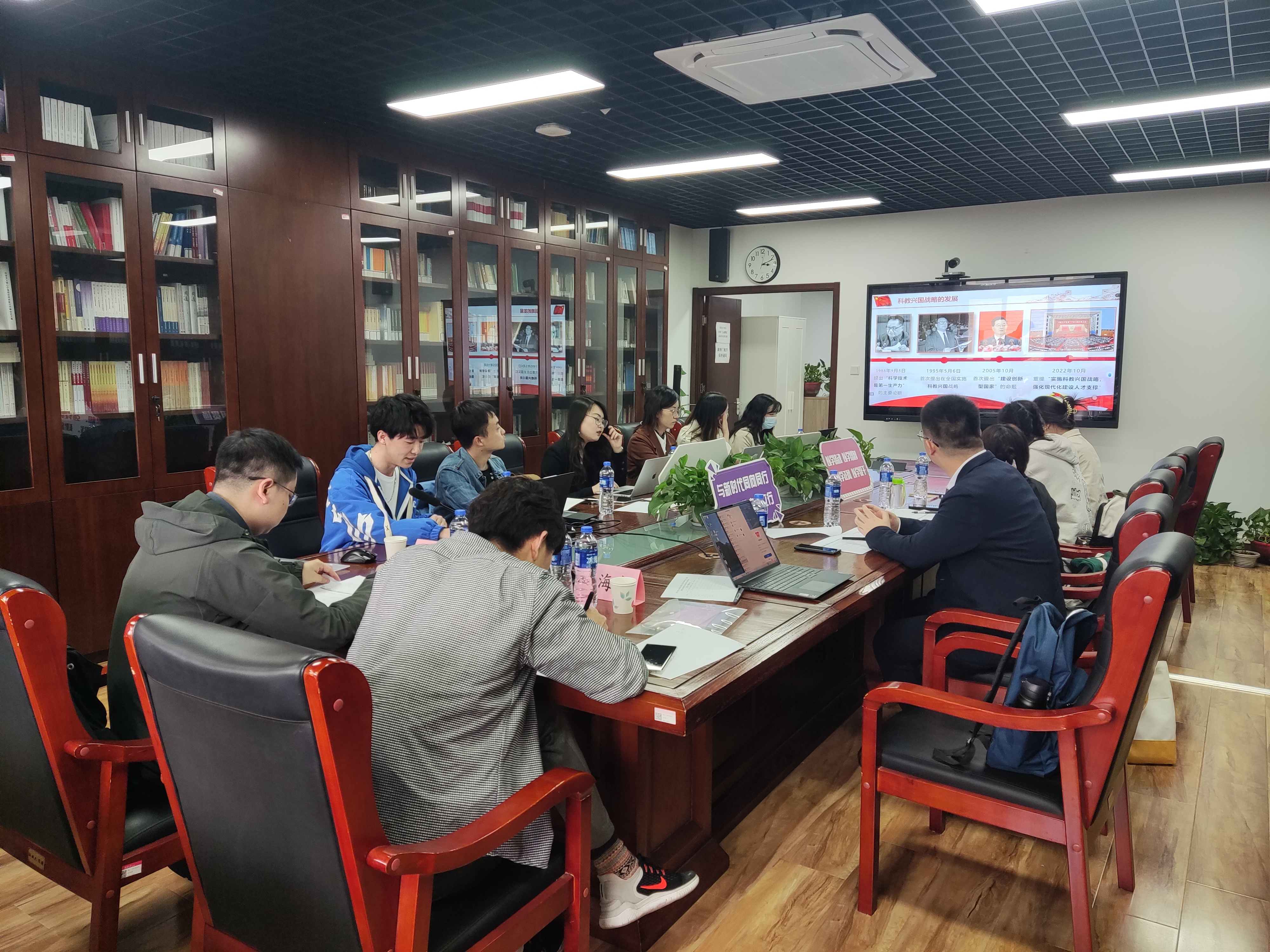 20230428-乐动网站博士生讲师团举办主题教育专题备课研讨会-讲师团-会议现场.jpg