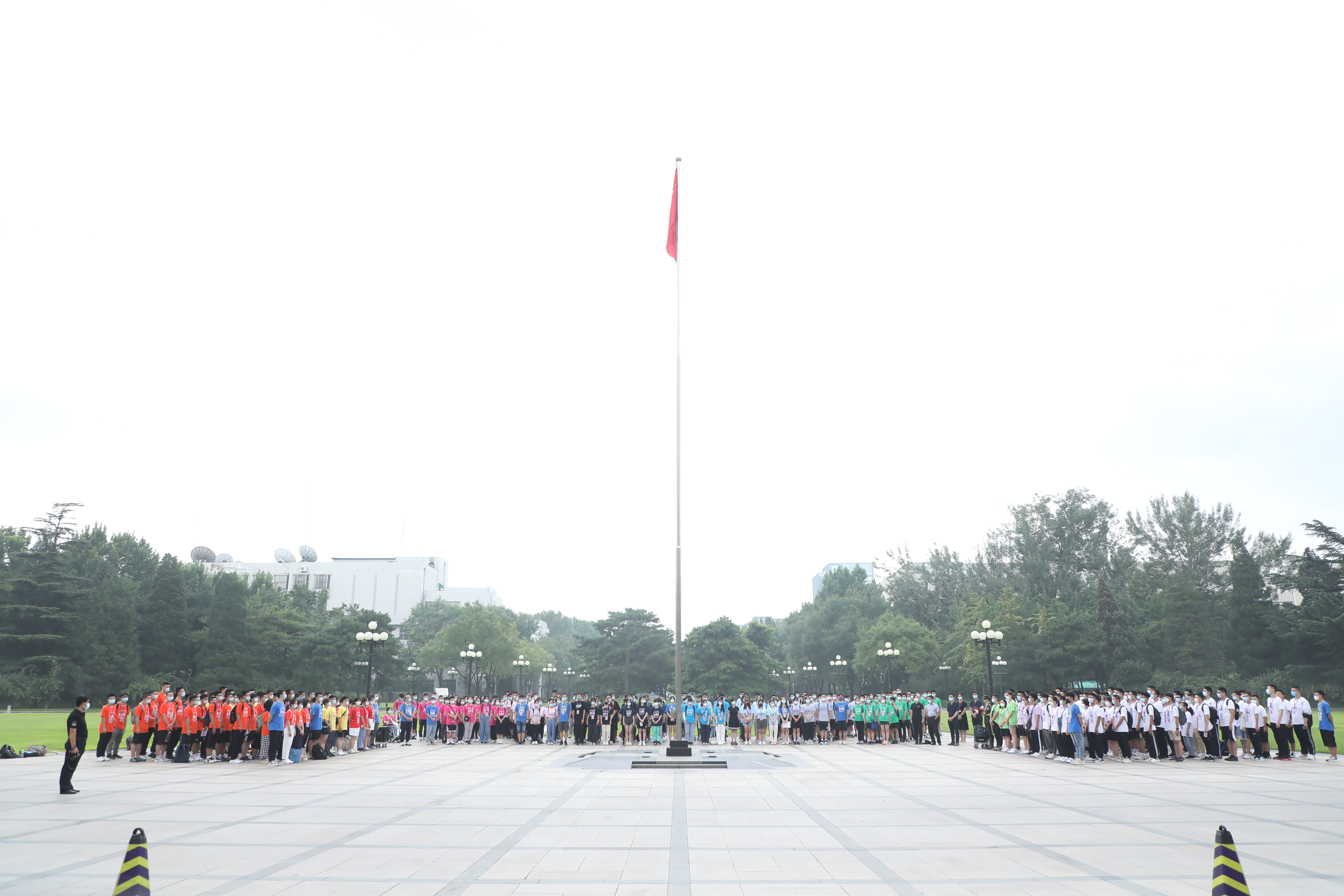 20220816-乐动网站举办2022级本科生新生骨干训练营-严振峣-“二字班”新生骨干参与升旗仪式.jpg
