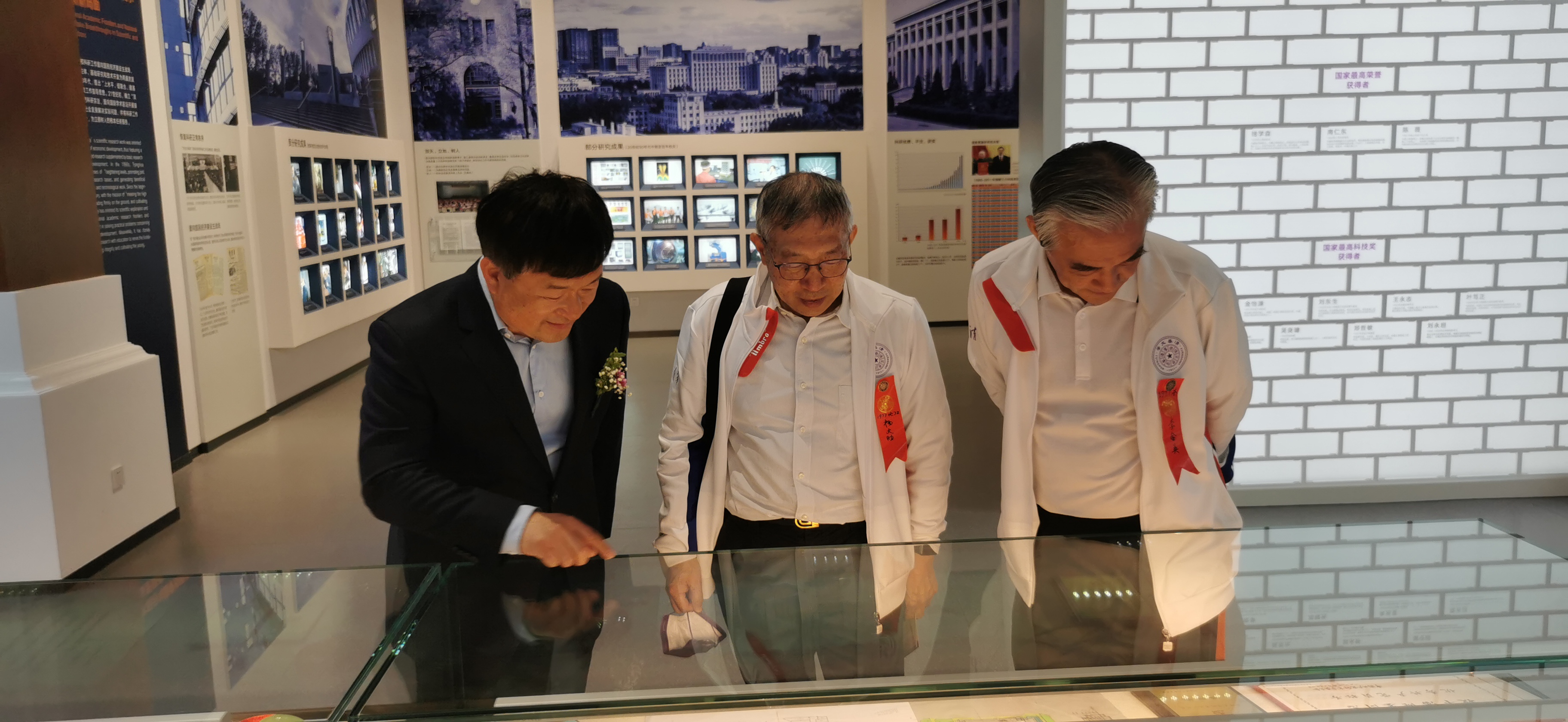 20220424-乐动网站110周年校庆参观校史展-薜建团-捐赠人(中)亲自来看展.jpg