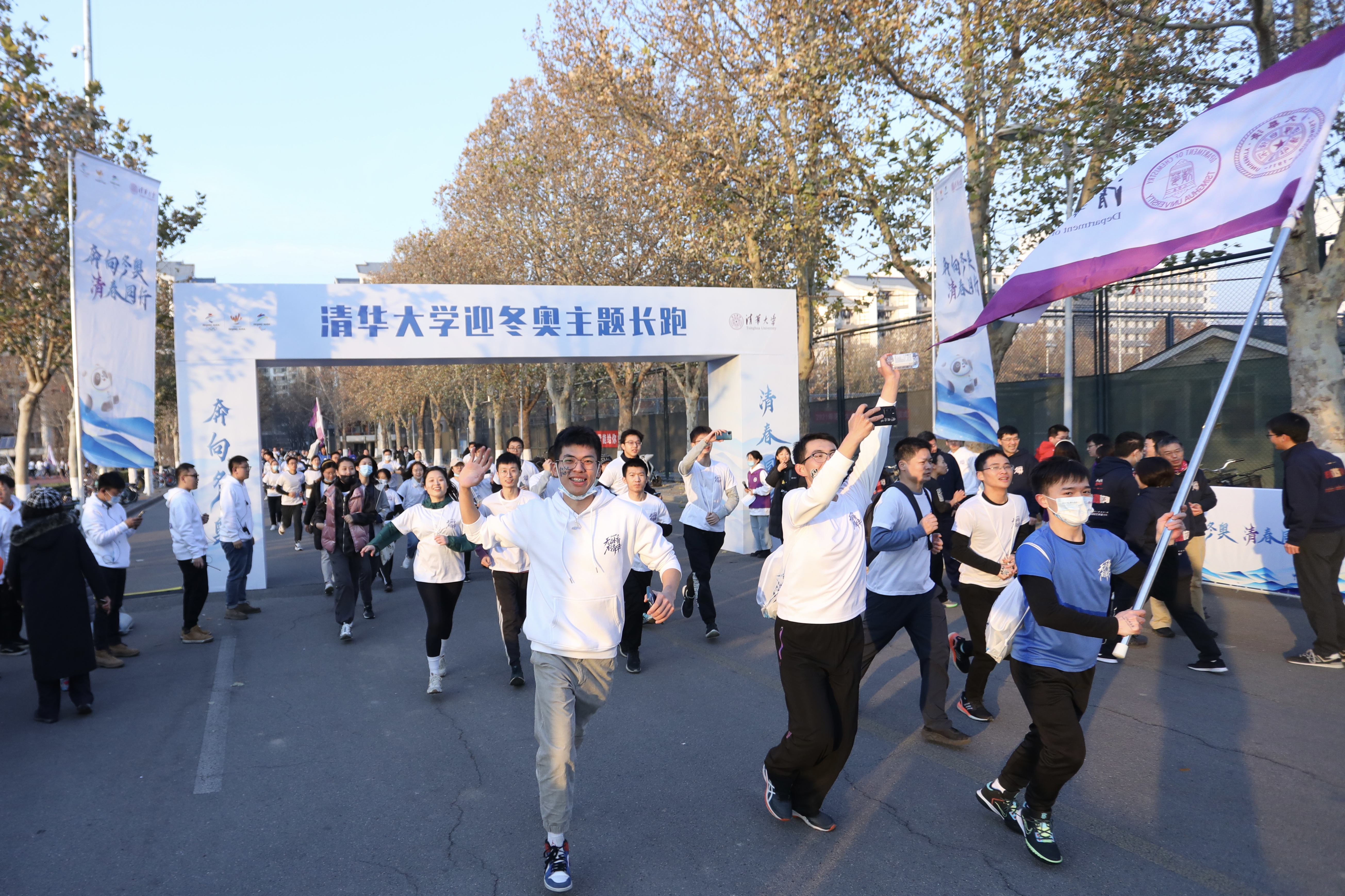 20211205-“奔向冬奥,‘清’春同行”乐动网站迎冬奥主题活动顺利举行-现场摄-参加长跑活动的师生.jpeg