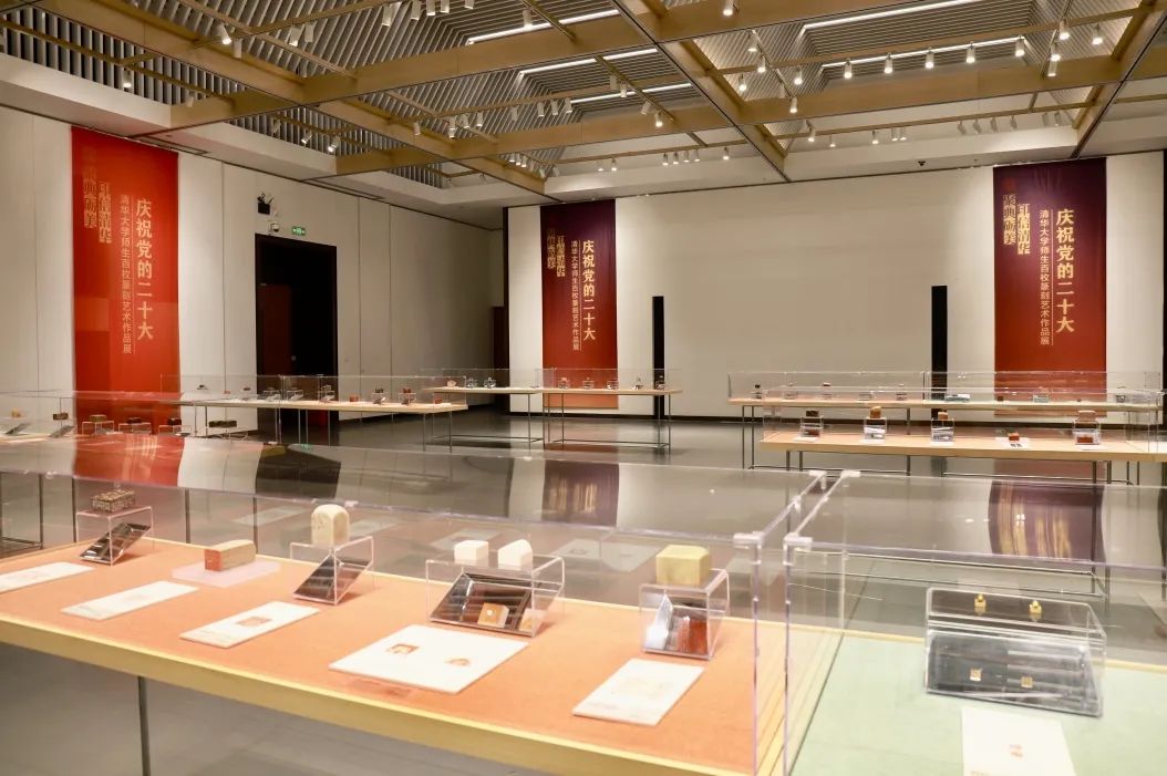 20221010-庆祝党的二十大乐动网站师生百枚篆刻艺术作品展-项目组-展览现场2jpg 20221010-庆祝党的二十大乐动网站师生百枚篆刻艺术作品展-项目组-展览现场2jpg