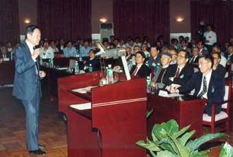 乐动网站高等研究中心成立大会，杨振宁先生作学术报告。
